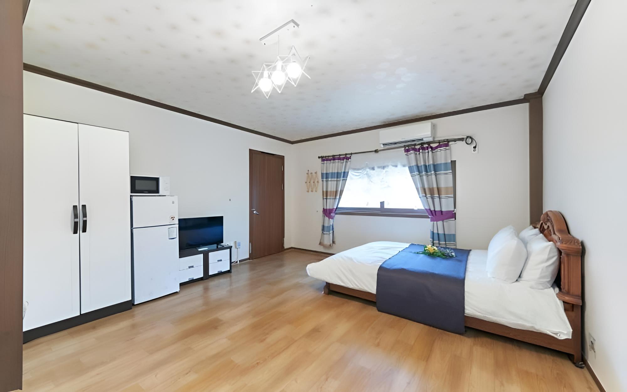 Room (Room 213 Outdoor Terrace/Indoor Cooki)
