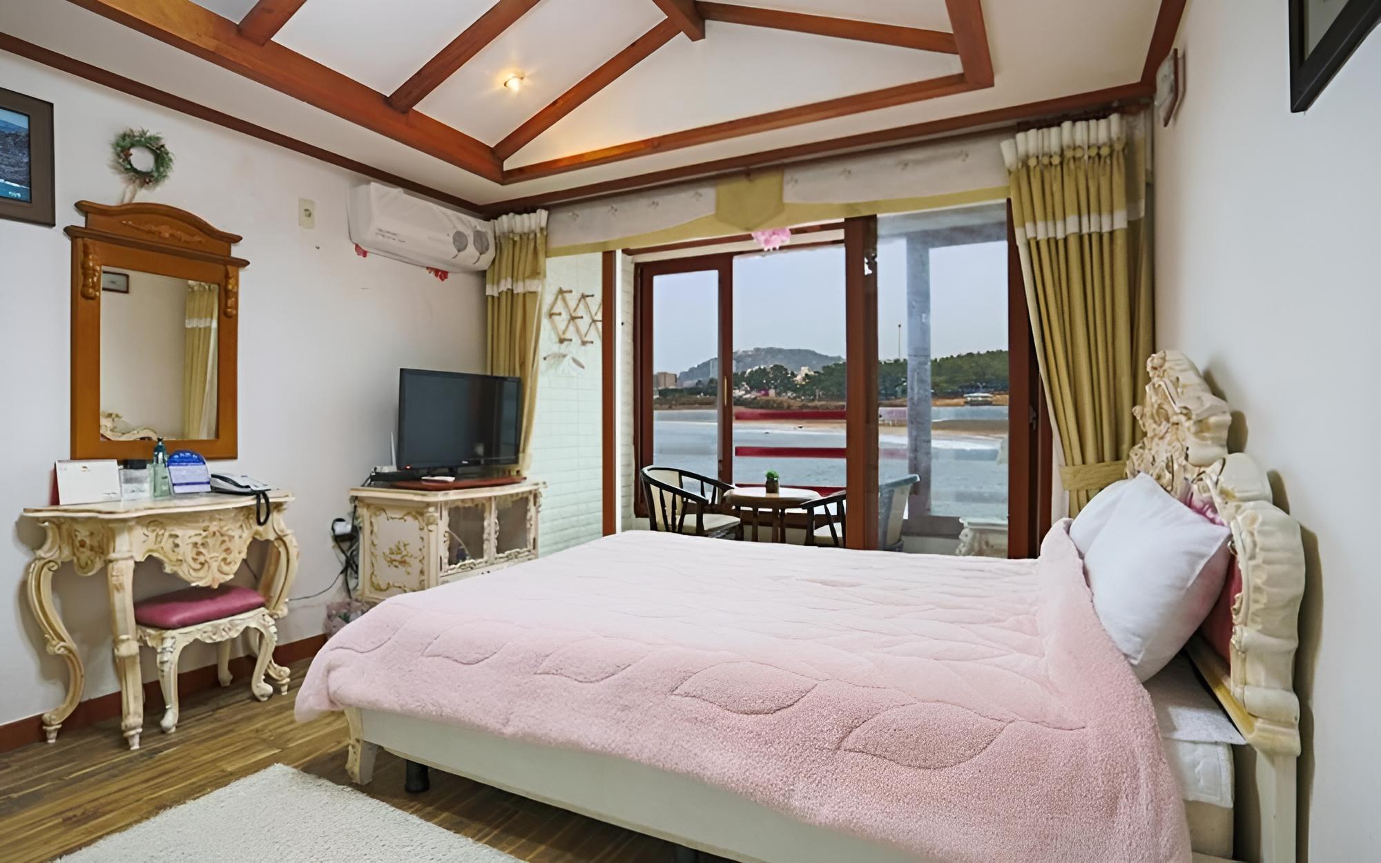 Room (Suite A (501))
