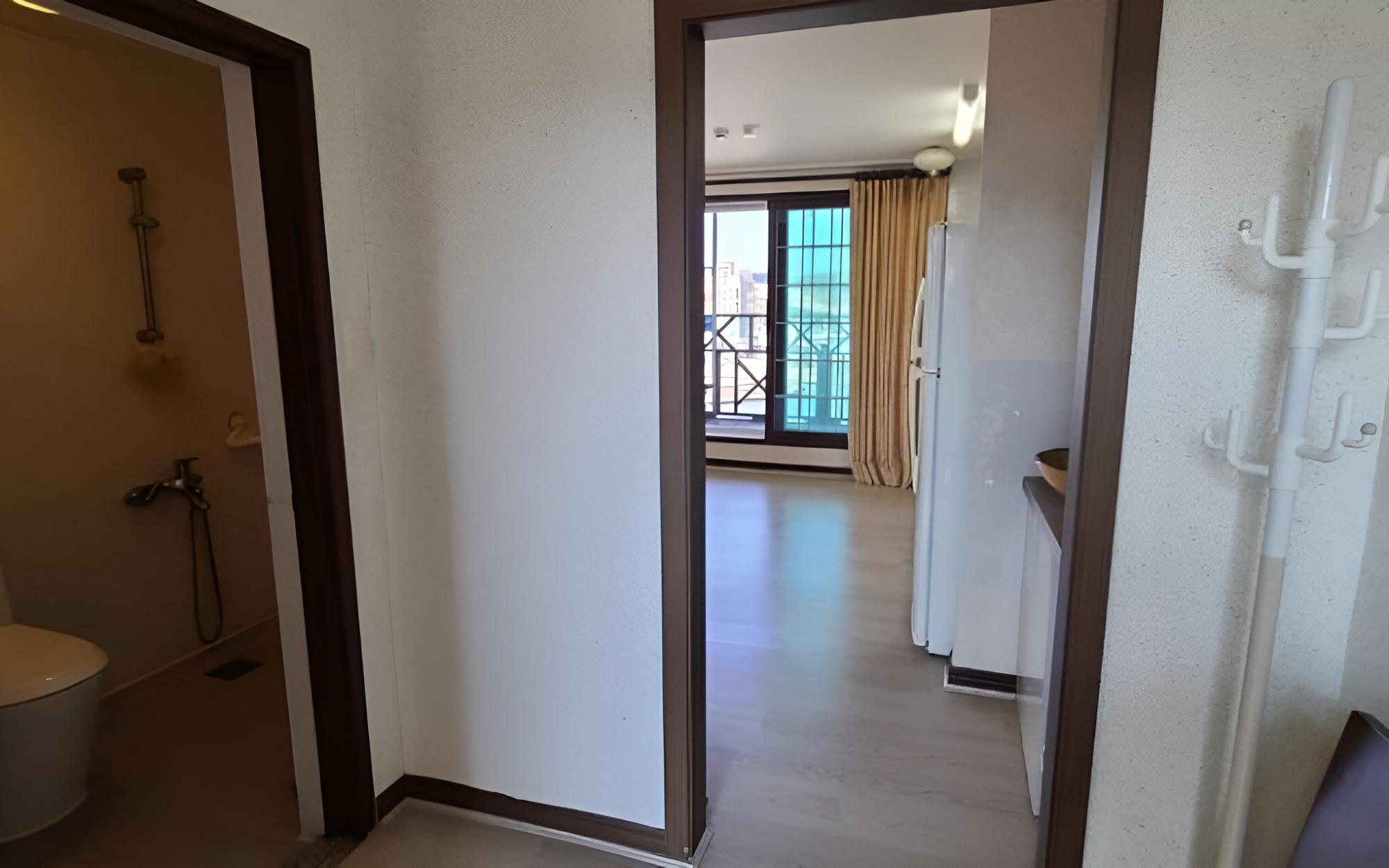 Room (Room 201)