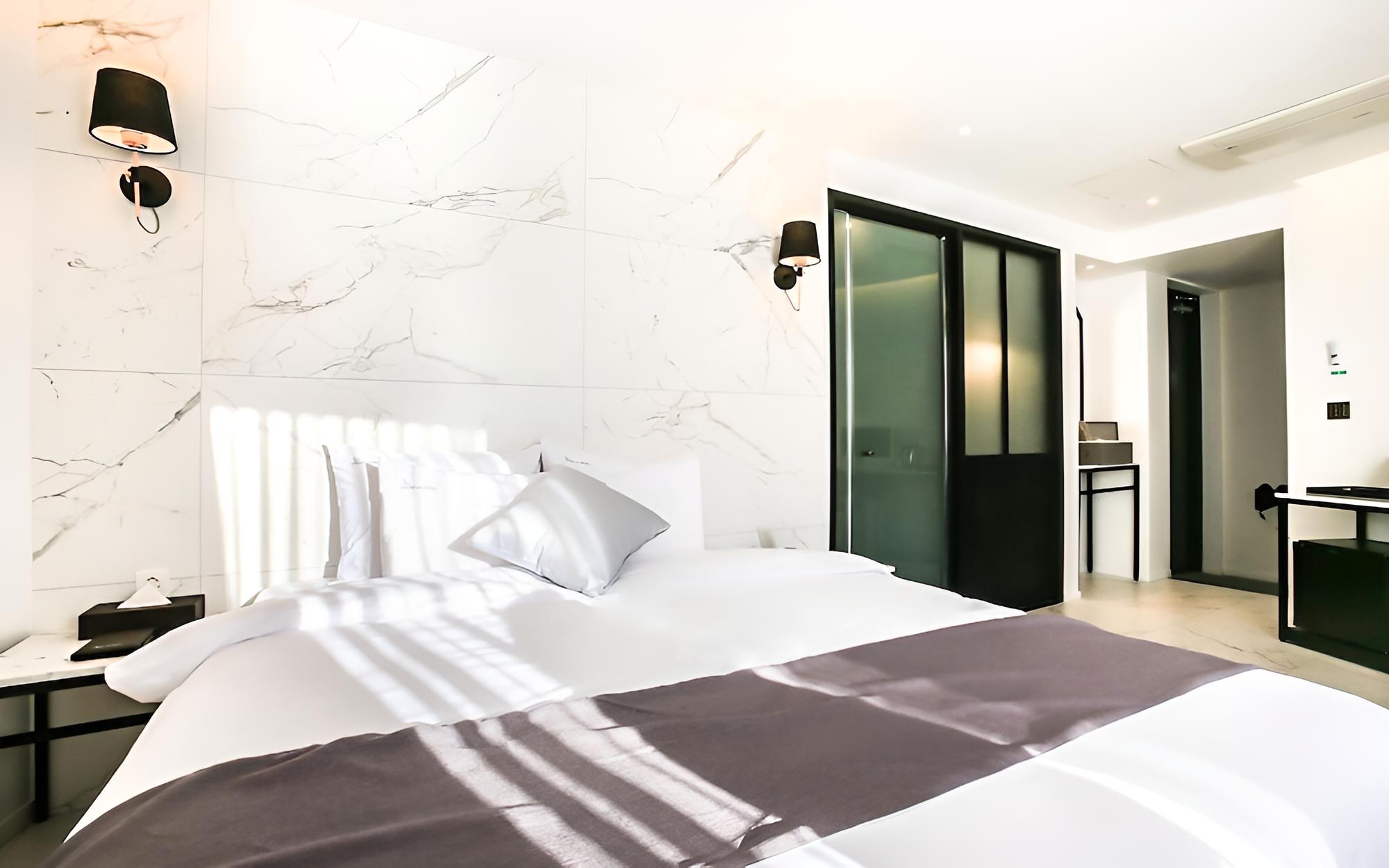 Room (Deluxe - Lake View (Special Rate))