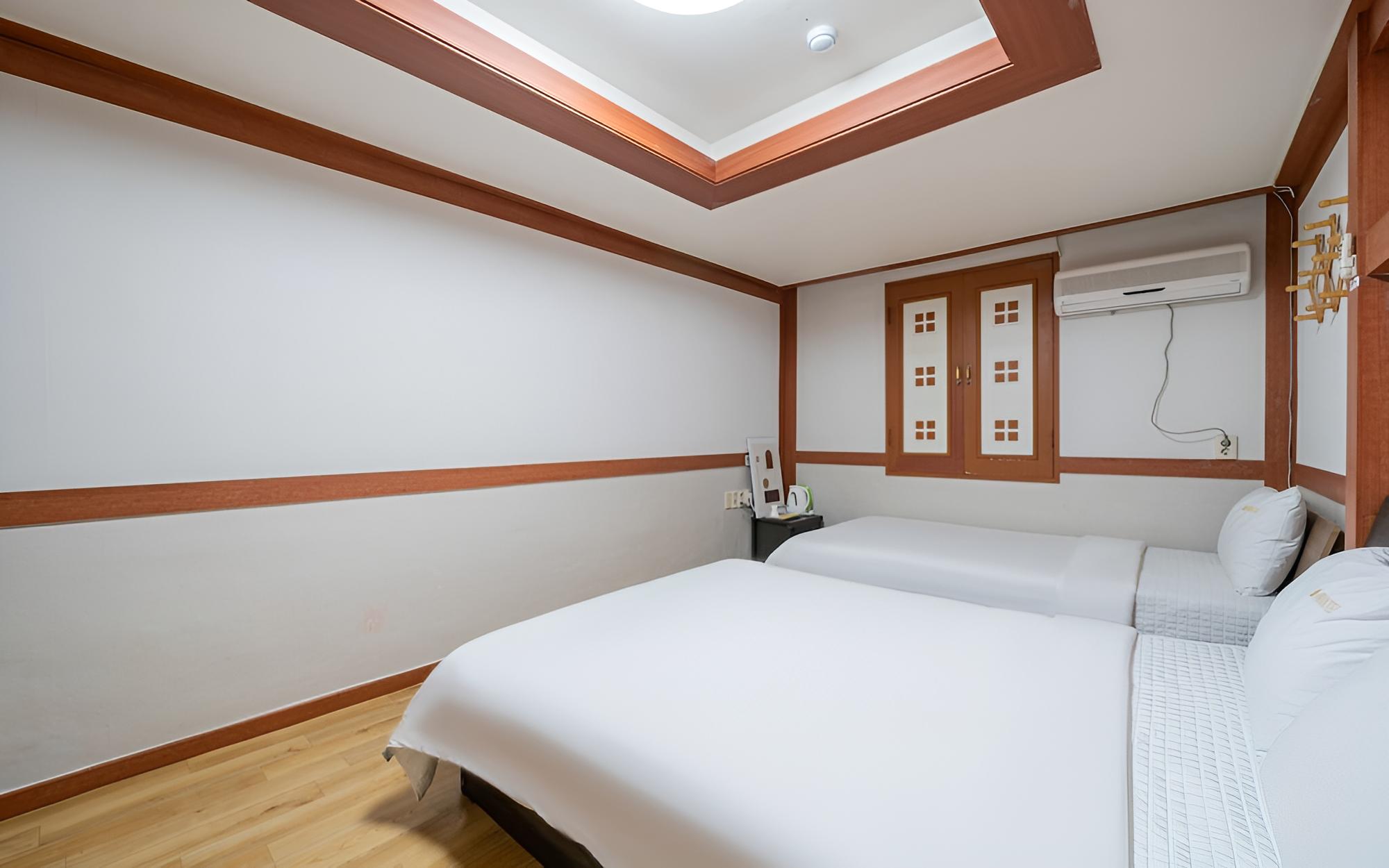 Room (Triple Room)