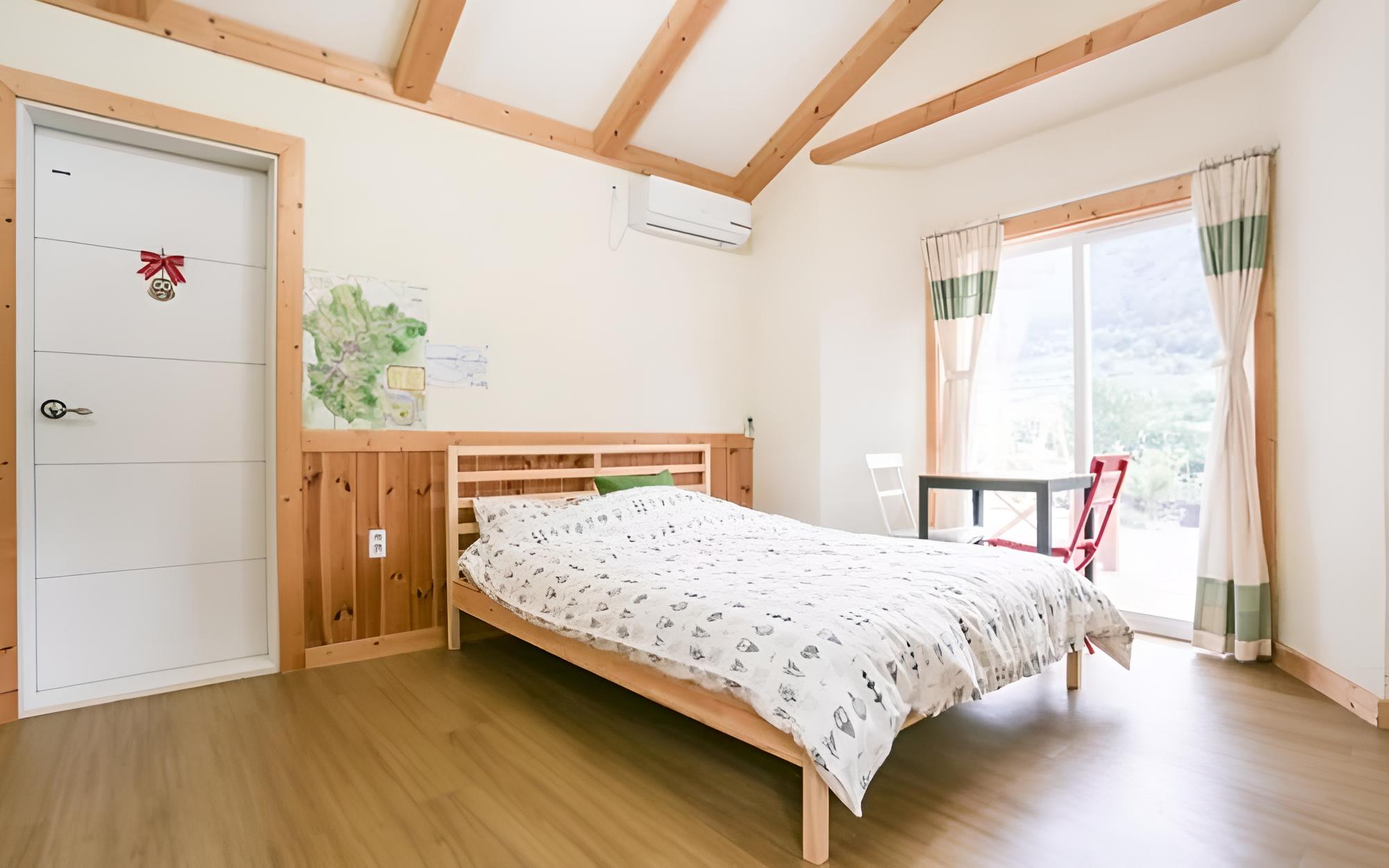 Room (Cherry)