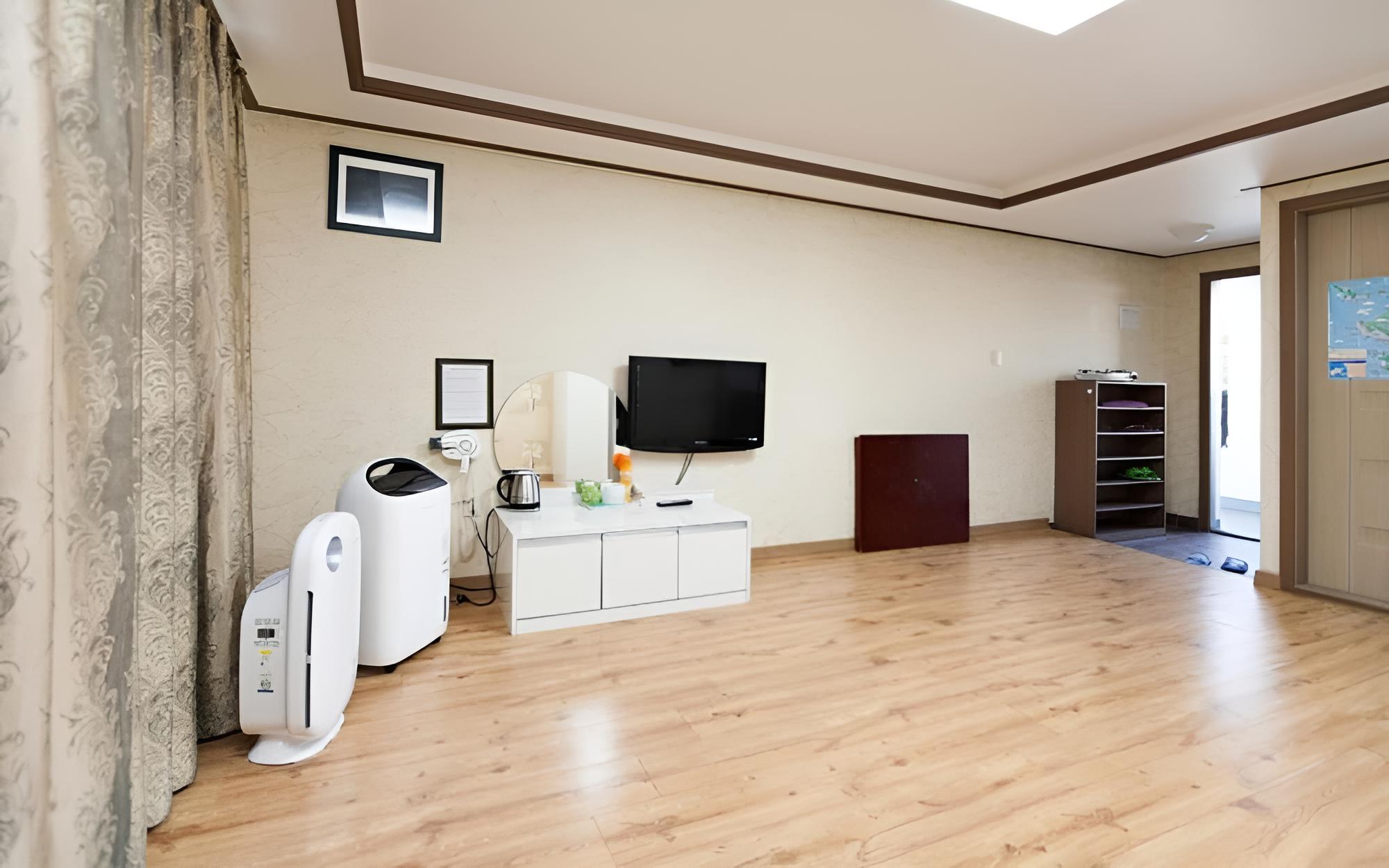 Room (Na-dong Room 202 (Bedroom))
