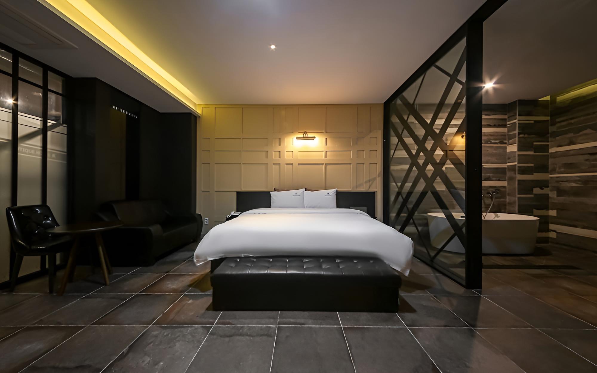 Room (1 room 1 parking suite (with pool tab) - Photo 4