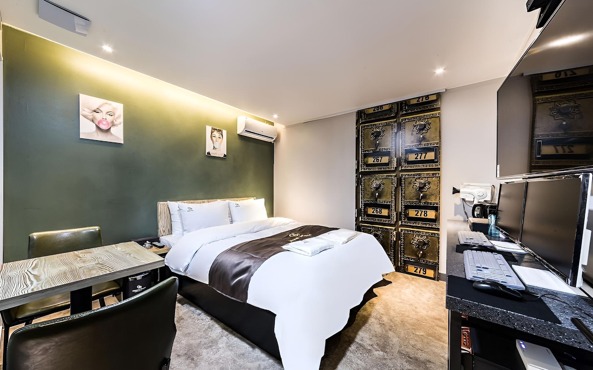 Room (Standard (CouplePC/No hard Disney Plu)