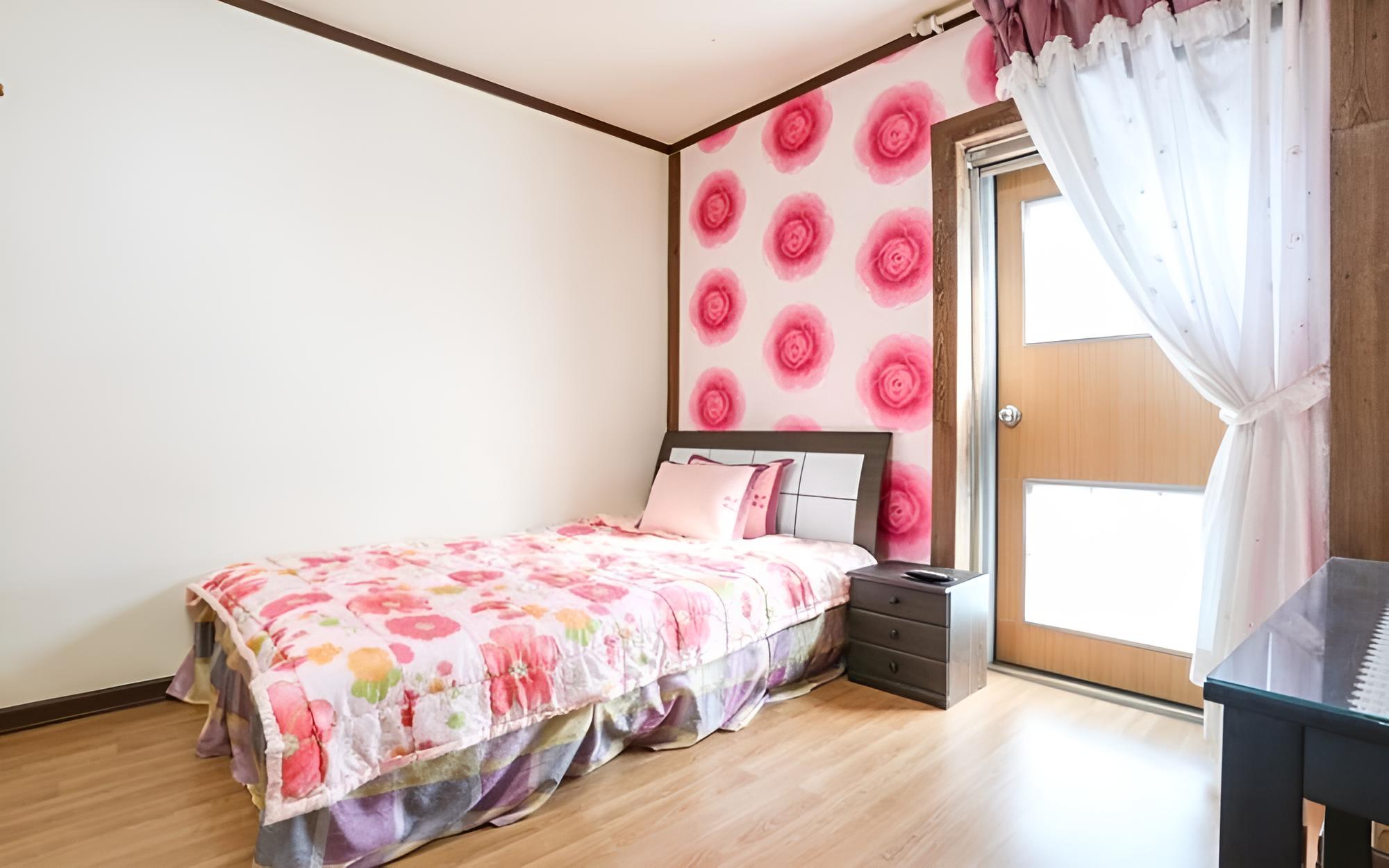 Room (Lily) photo 2