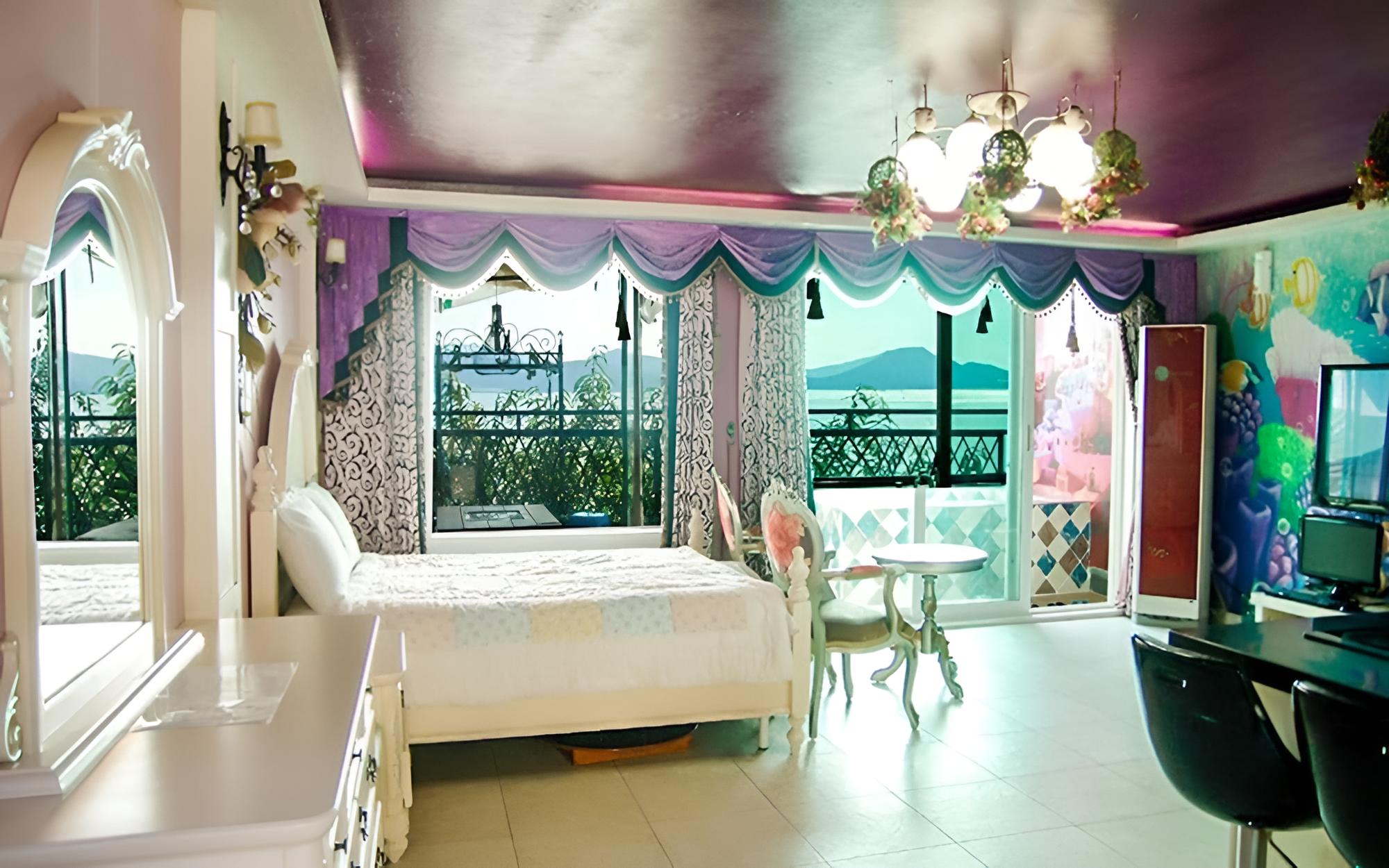 Room (Momo)