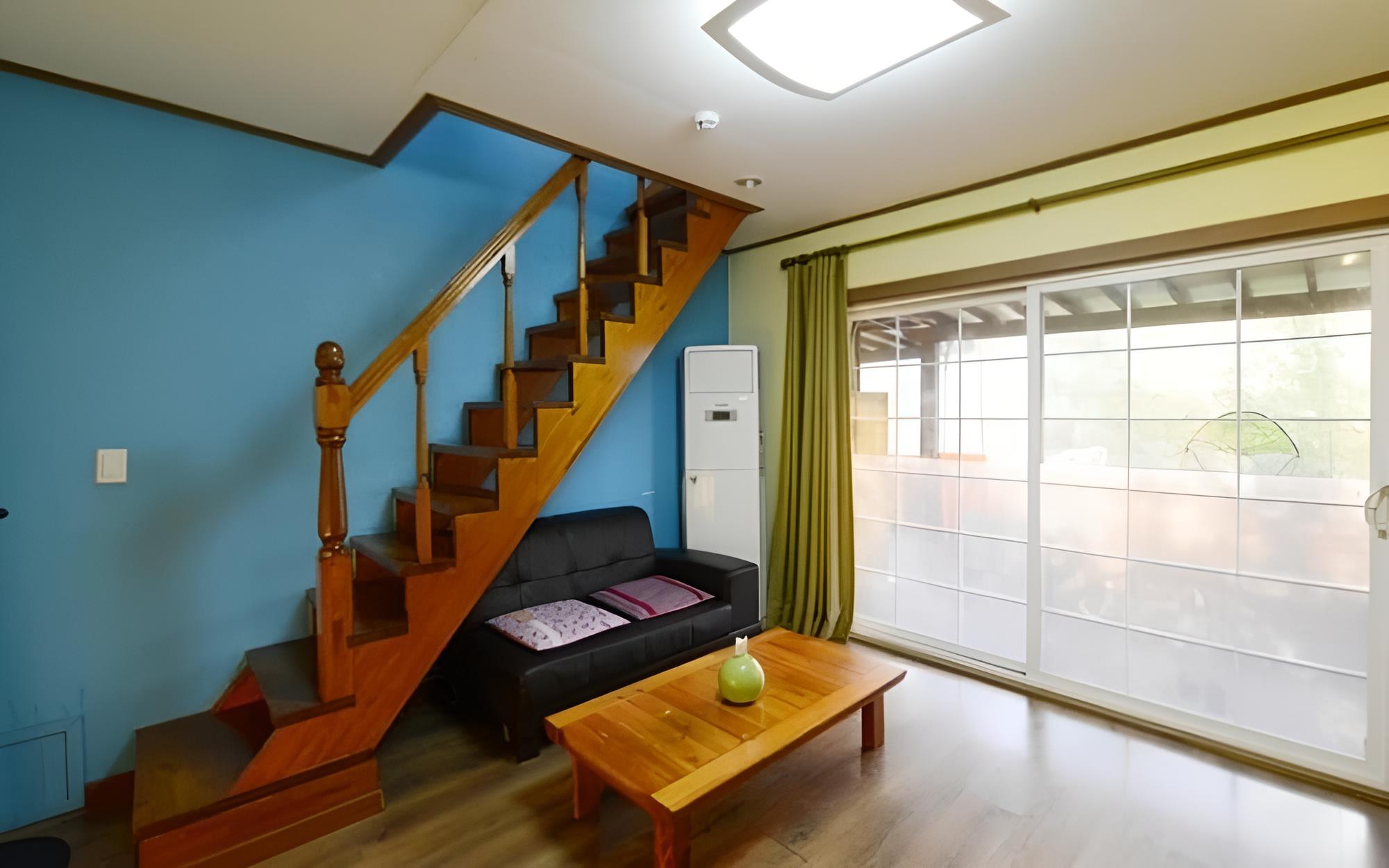 Room (Aurora)