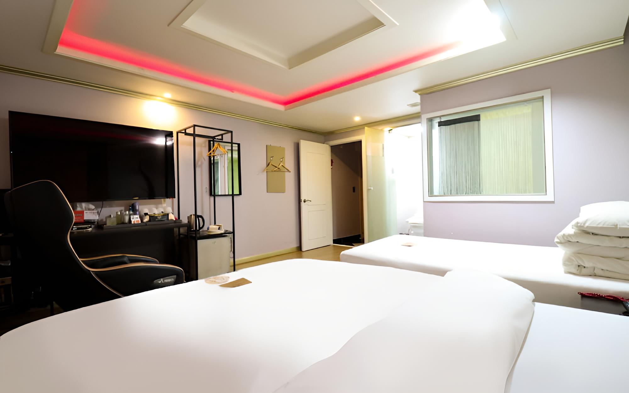 Room (Family Room)