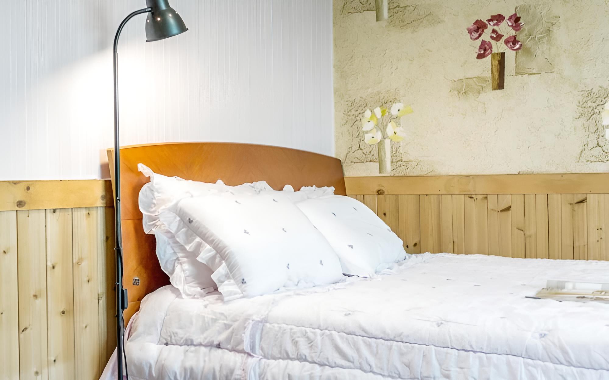 Room (201 daffodils)
