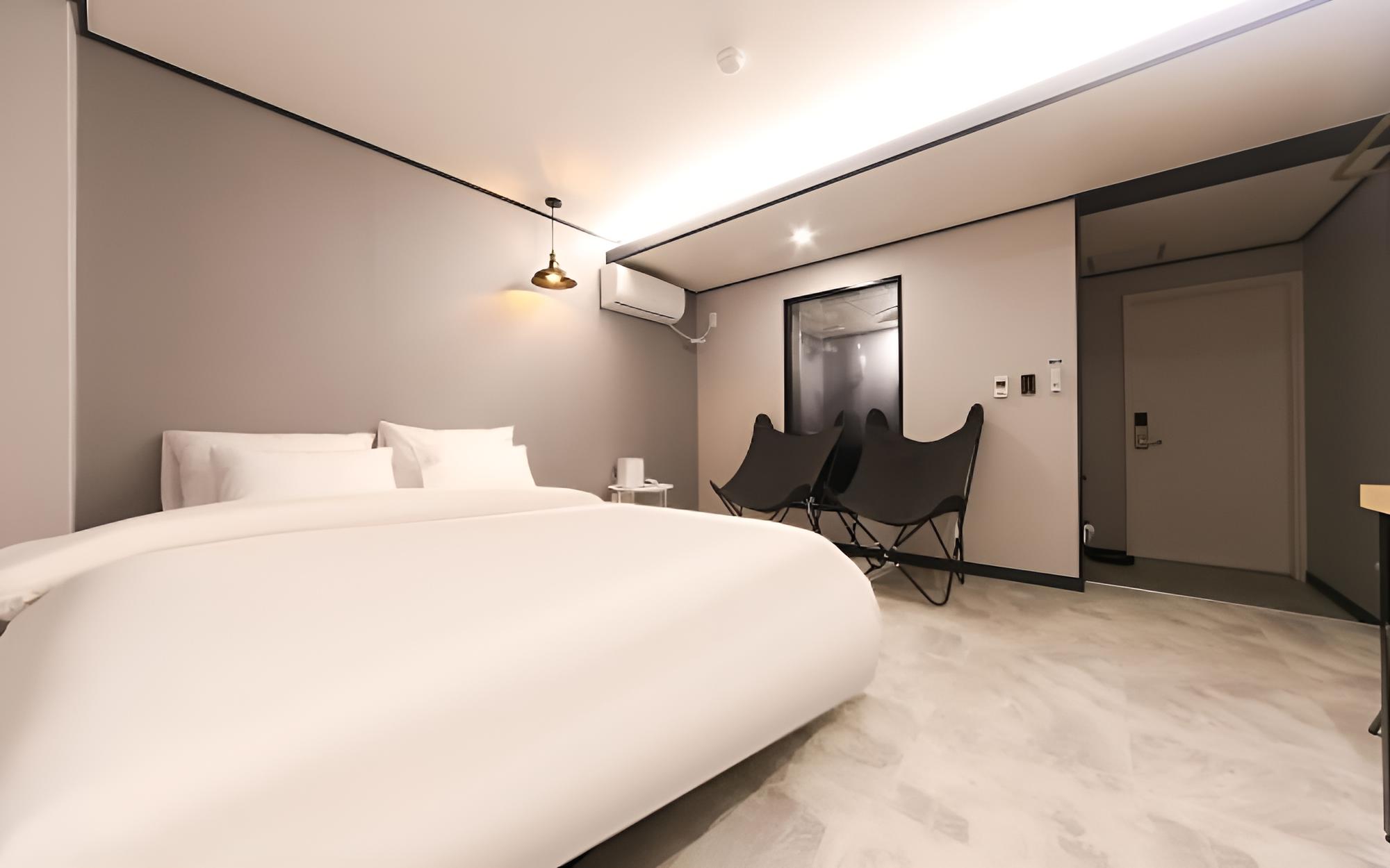 Room (A more spacious room with a sofa (net)