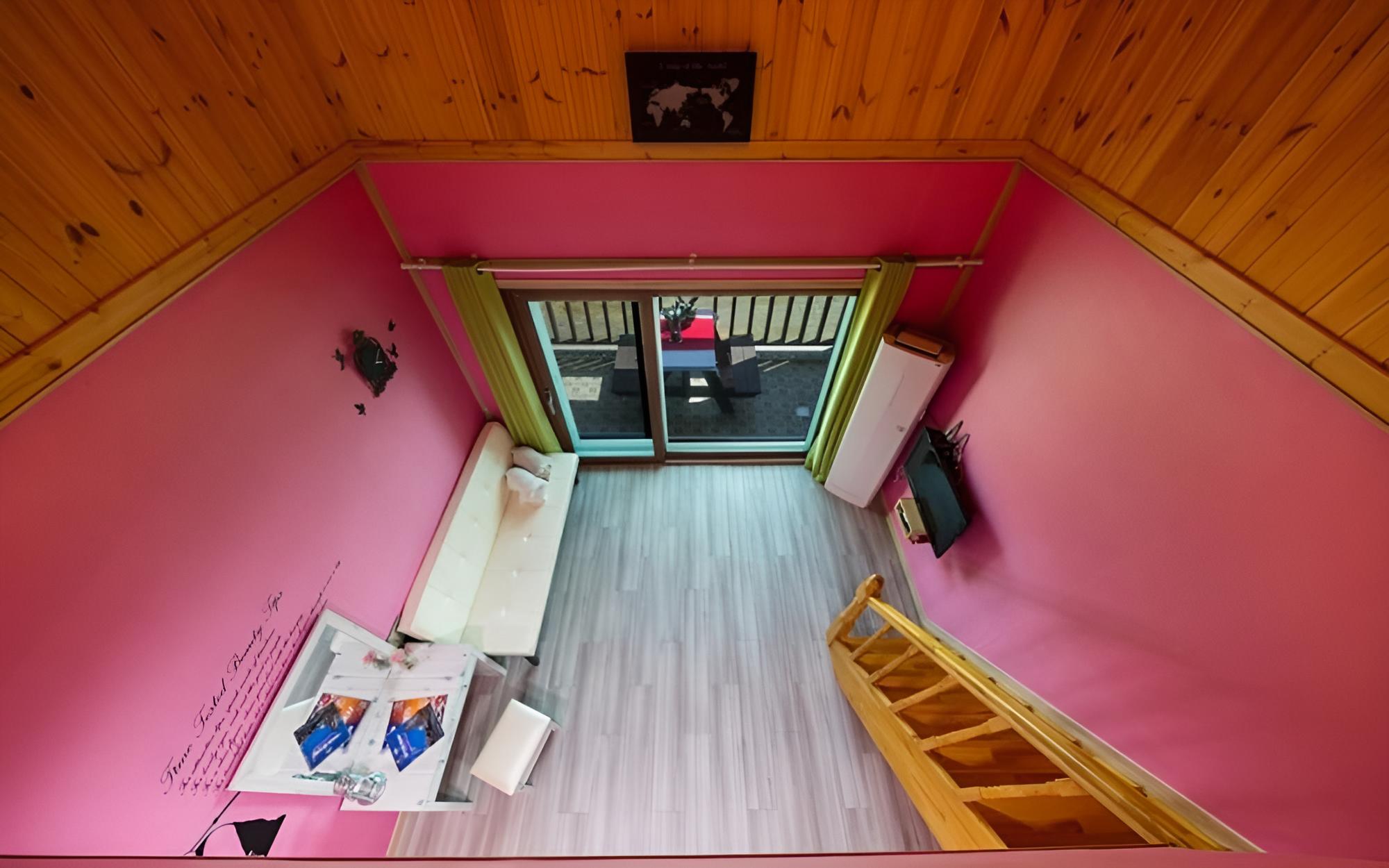 Room (202 Peach Pink) photo 2