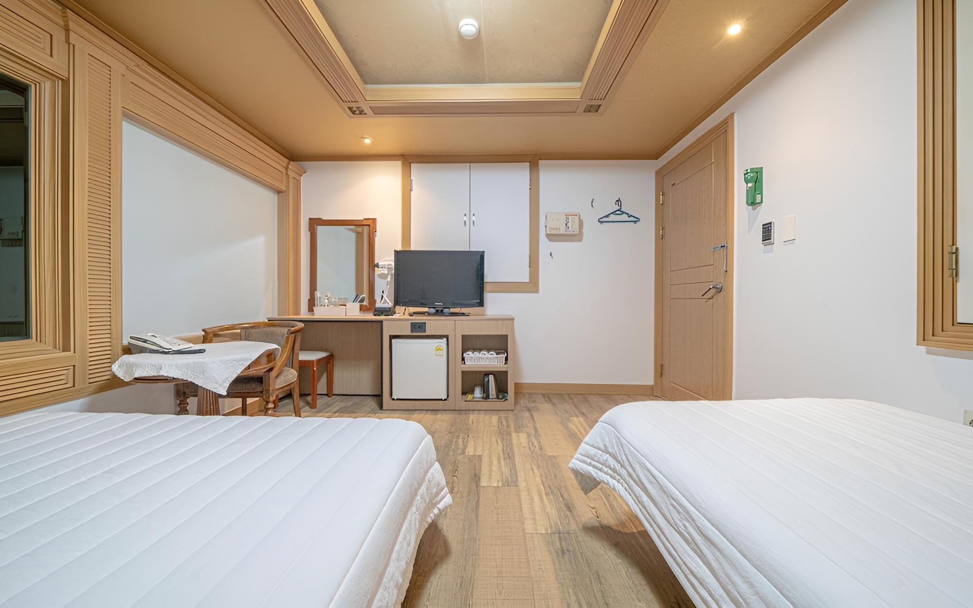 Room (Suite room (twin)) - Photo 2