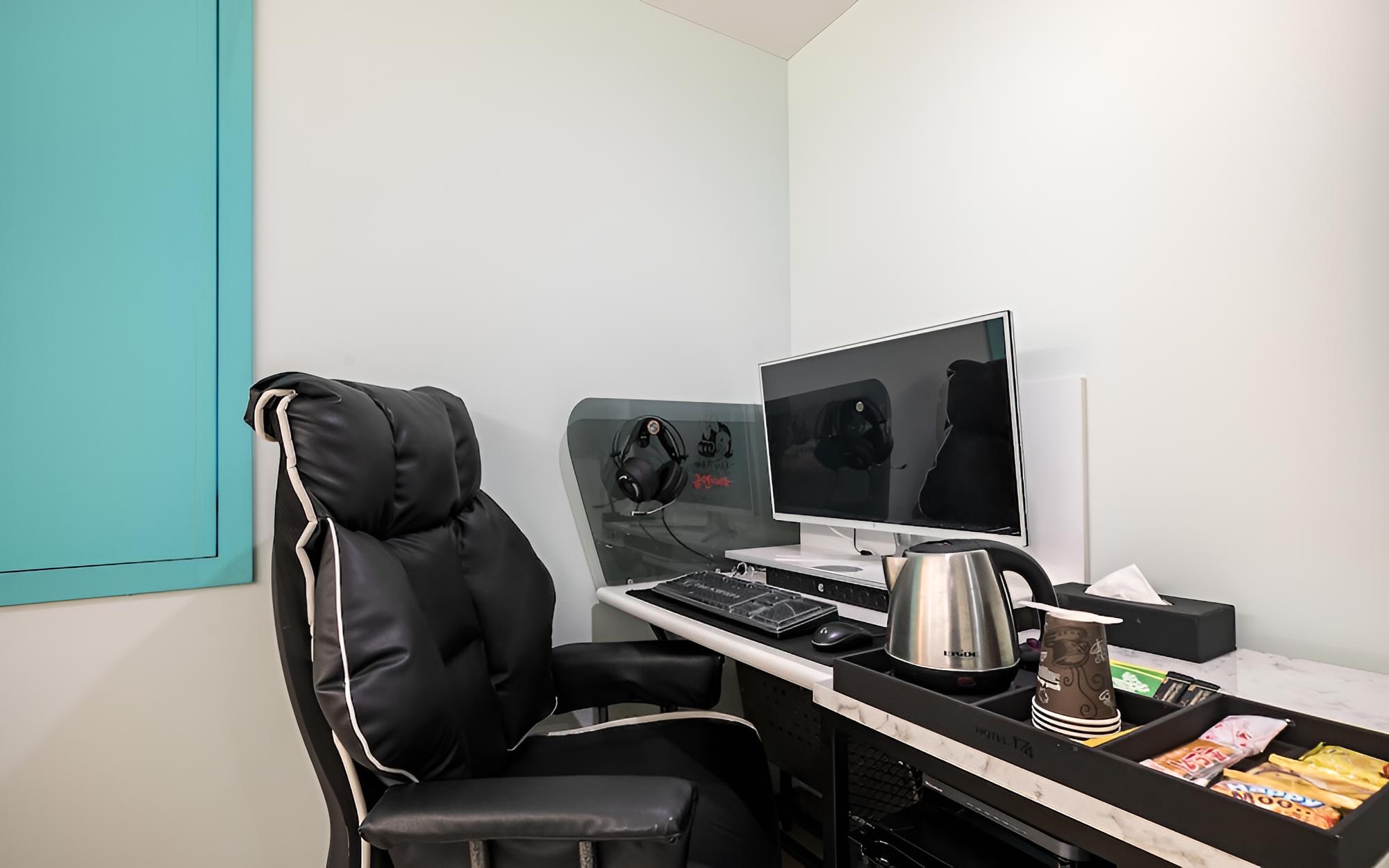 Room (DELUXE (65-inch LG UHD TV) (Netflix a) - Photo 4