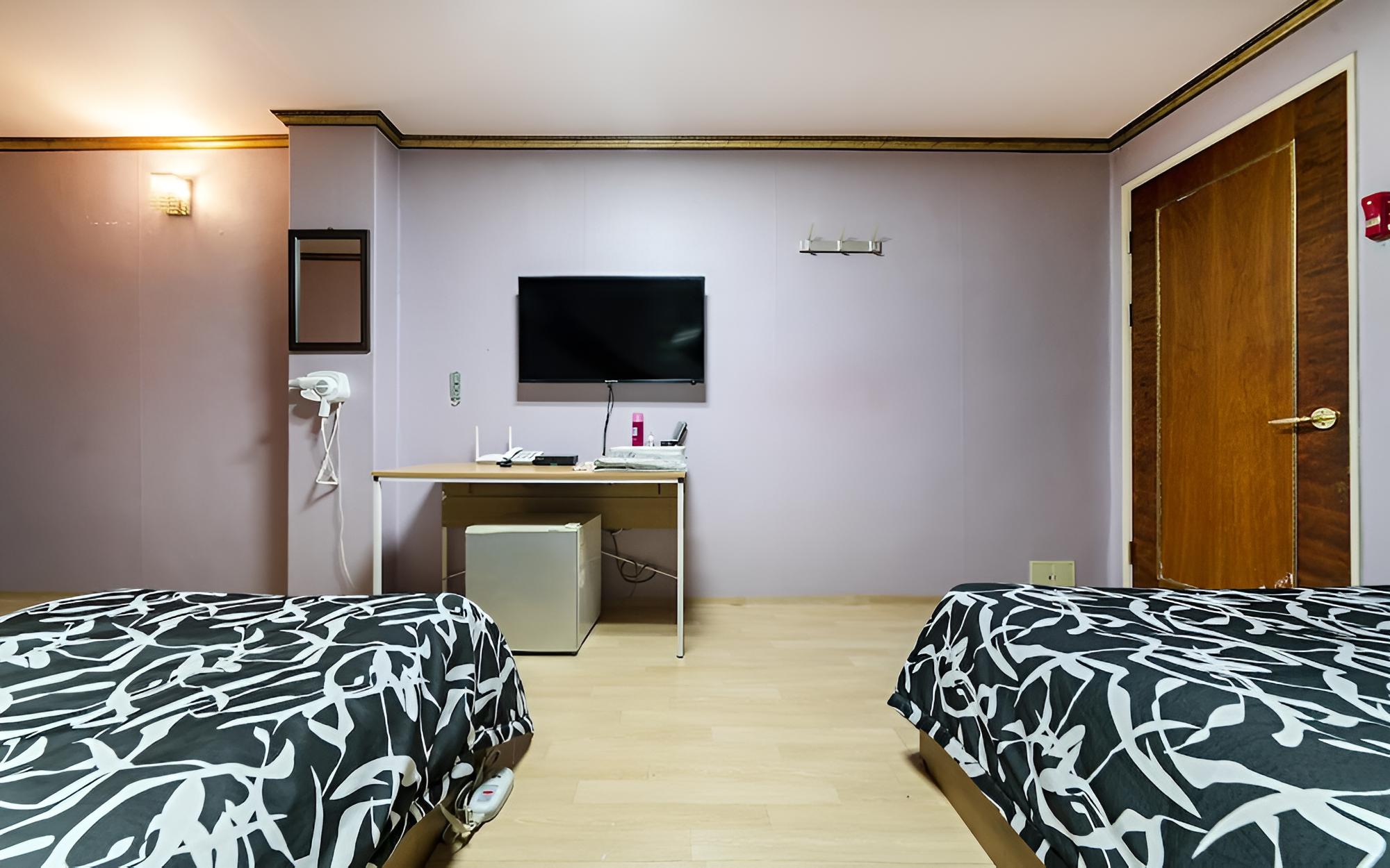 Room (Standard Twin) - Photo 3