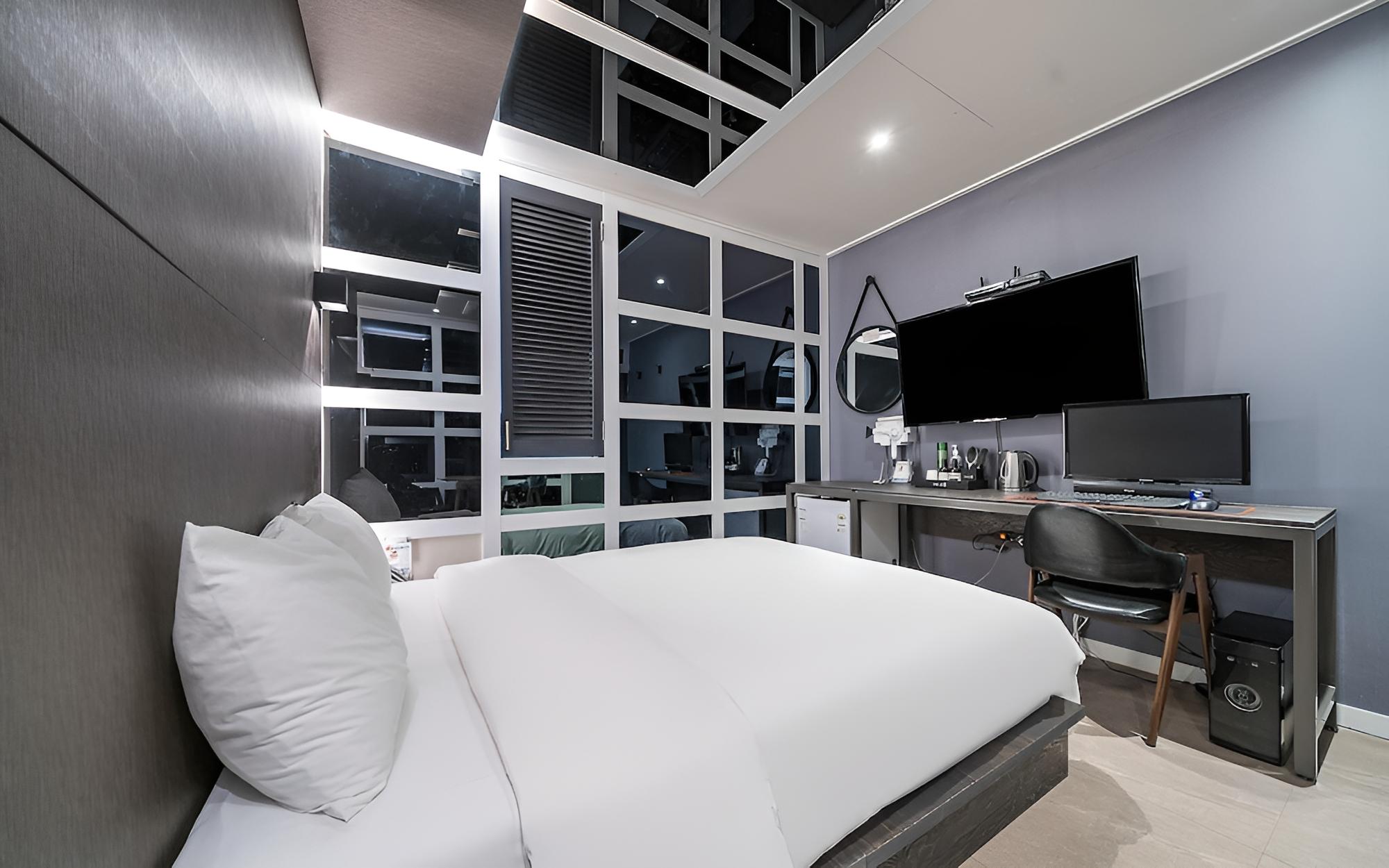 Room (Mirror Room (Hard Drive-Less PC/OTT))