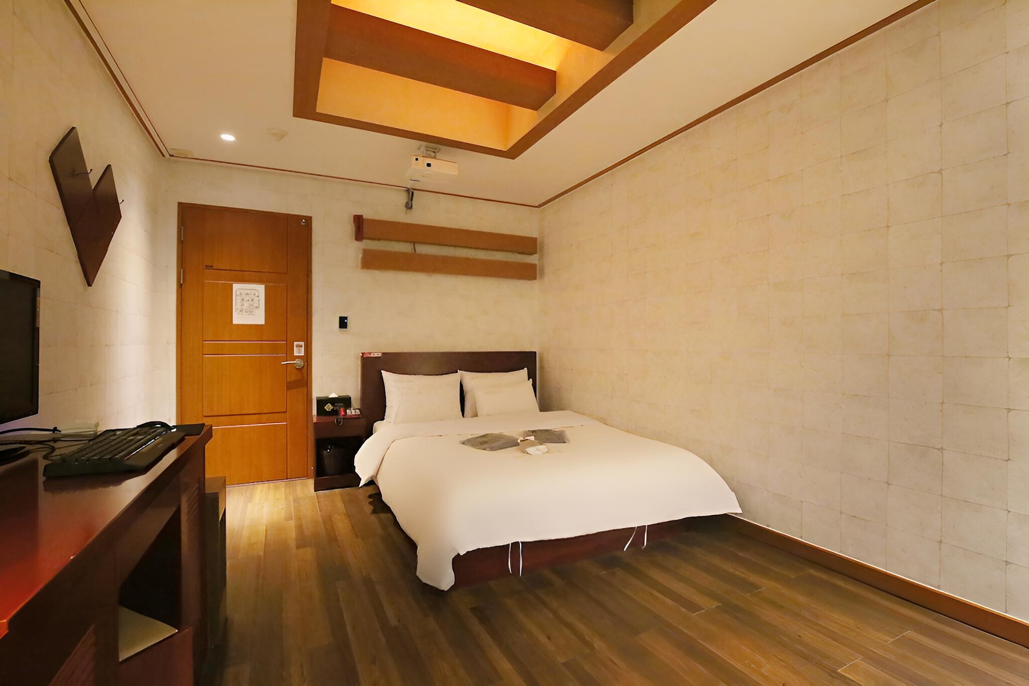 Room (Cinema Room) - Photo 2