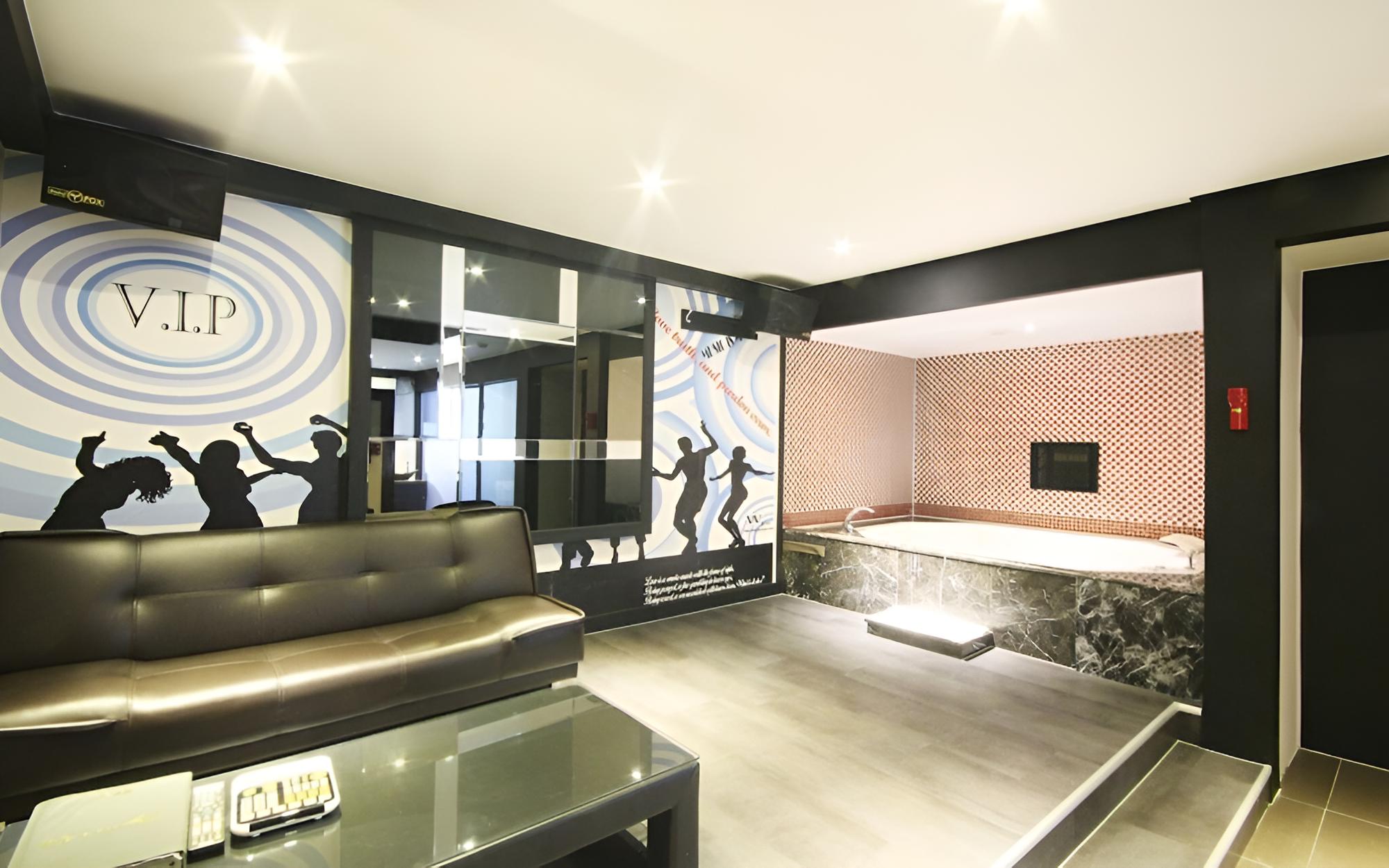 Room (Suite (karaoke room + 2021 latest son)