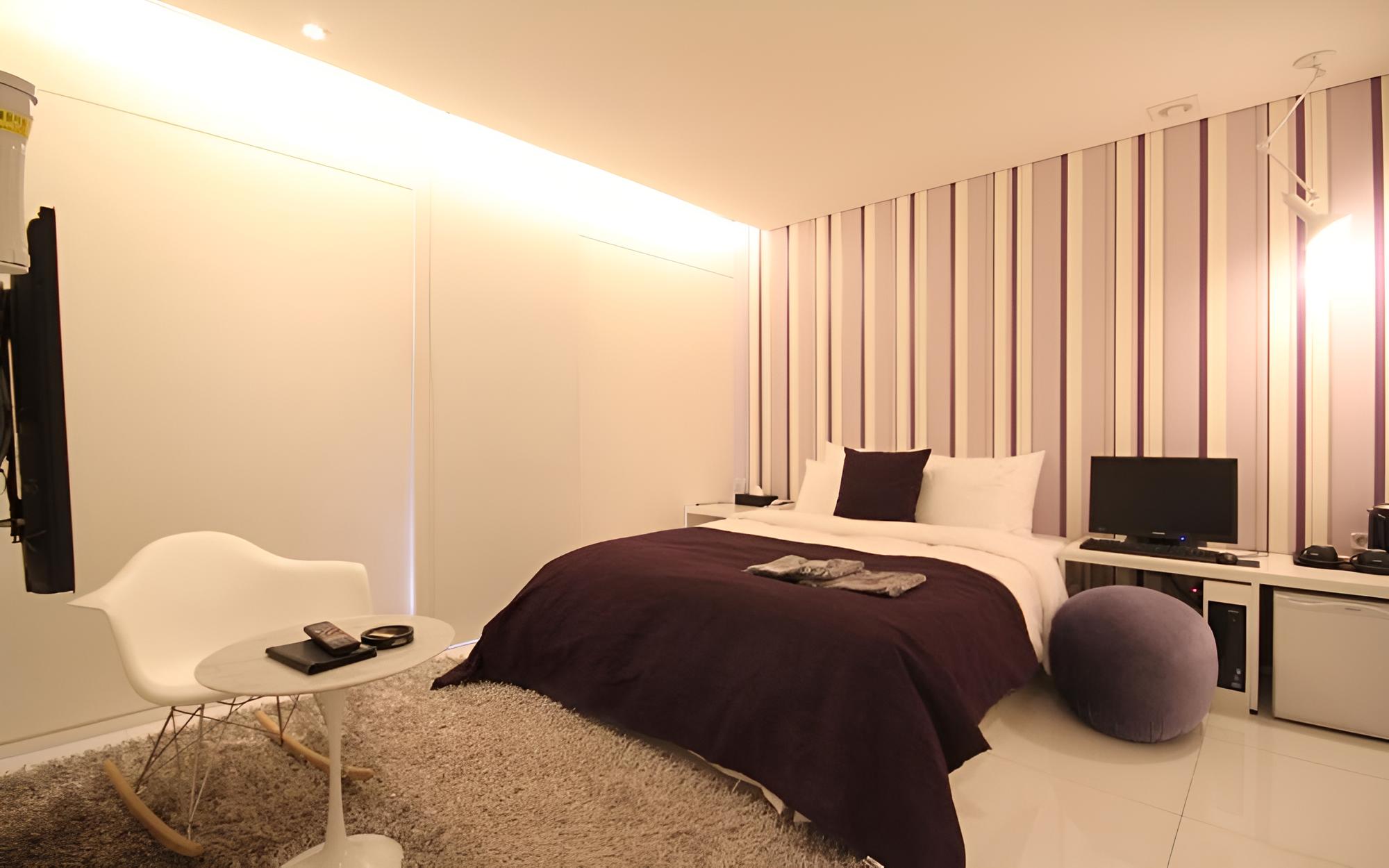 Room (Standard (Free Netflix watching))
