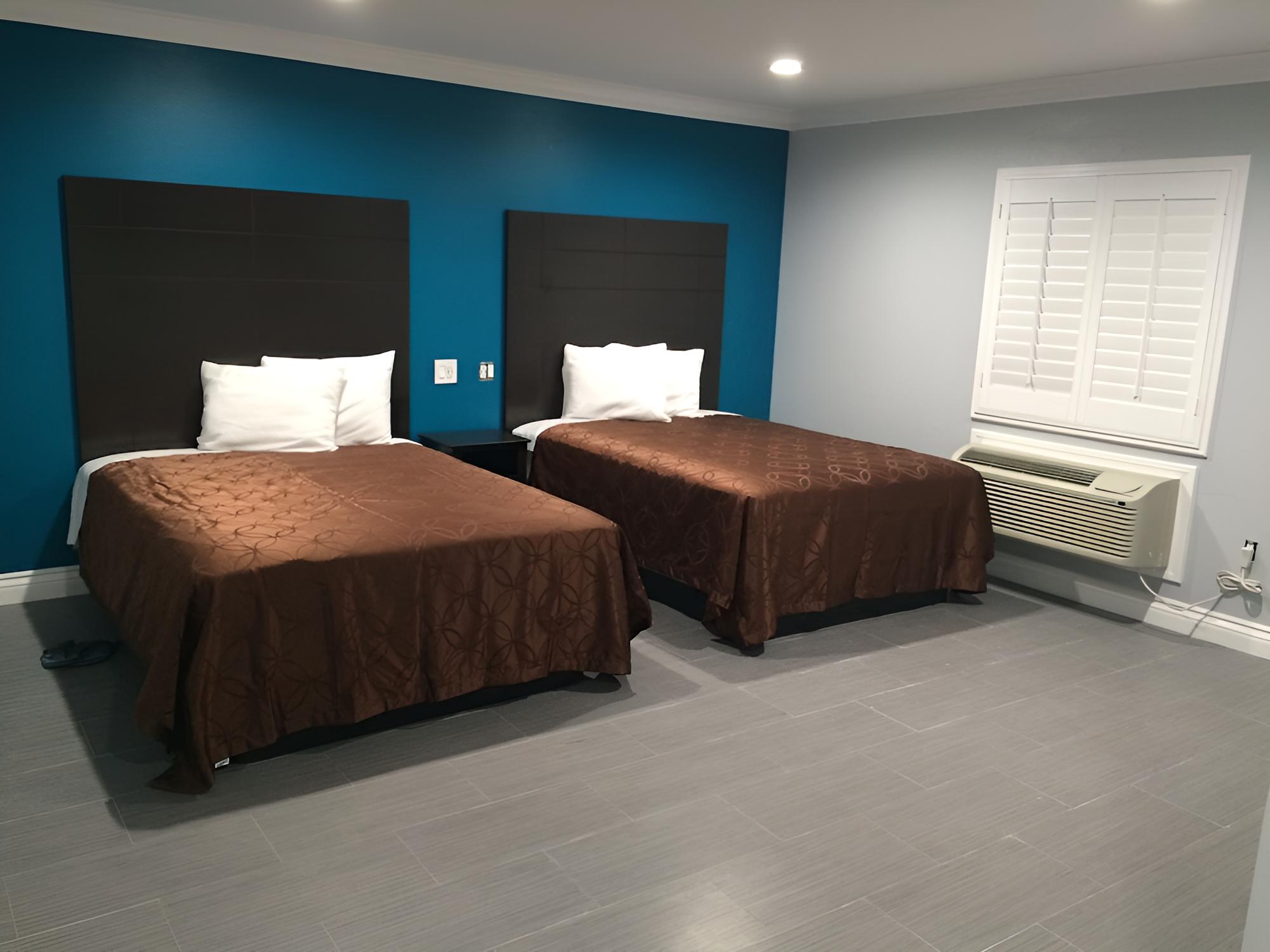 Basic Single Room, 2 Queen Beds photo 2