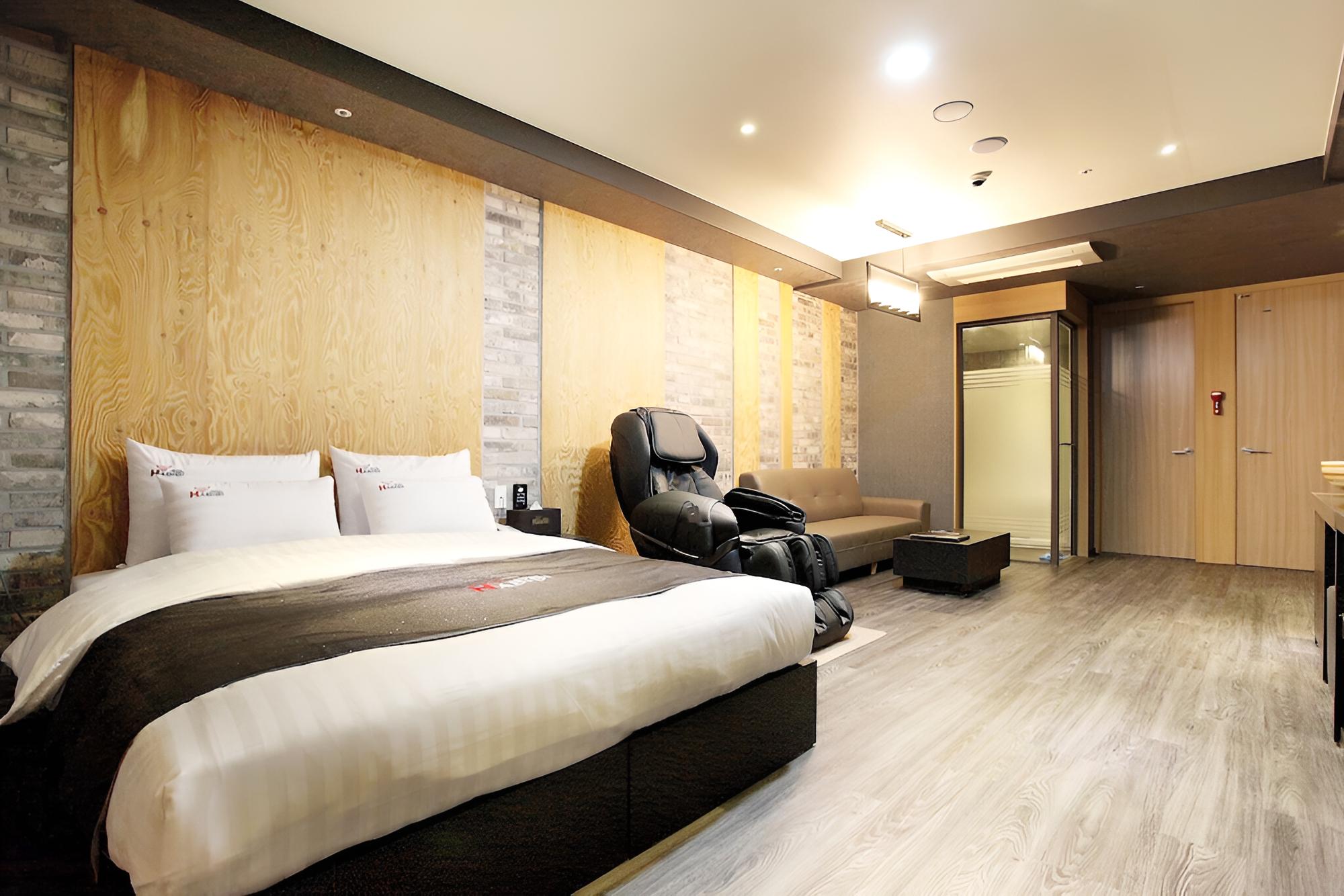 Room (Premium (massage chair))
