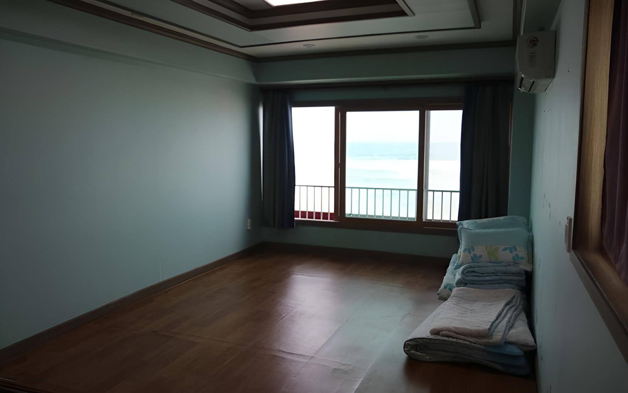 Room (Family room) photo 2