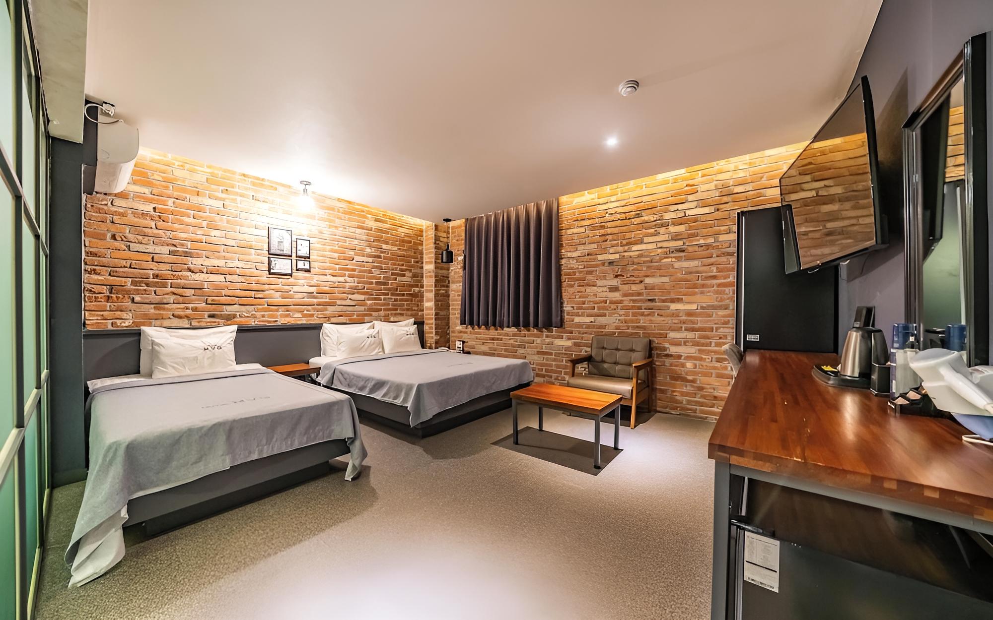 Room (VIP Twin (double + single bed Netflix)