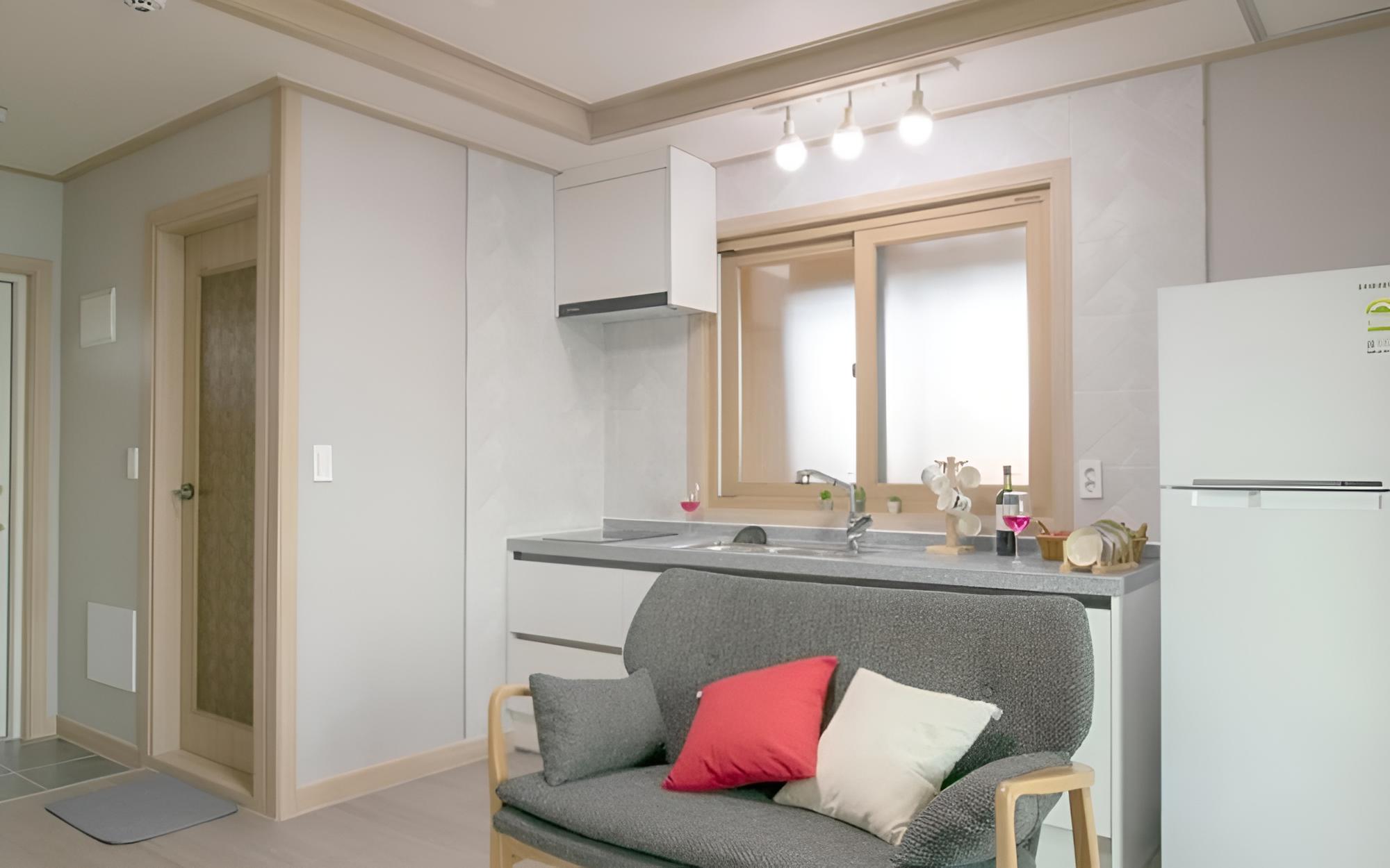 Room (RED)