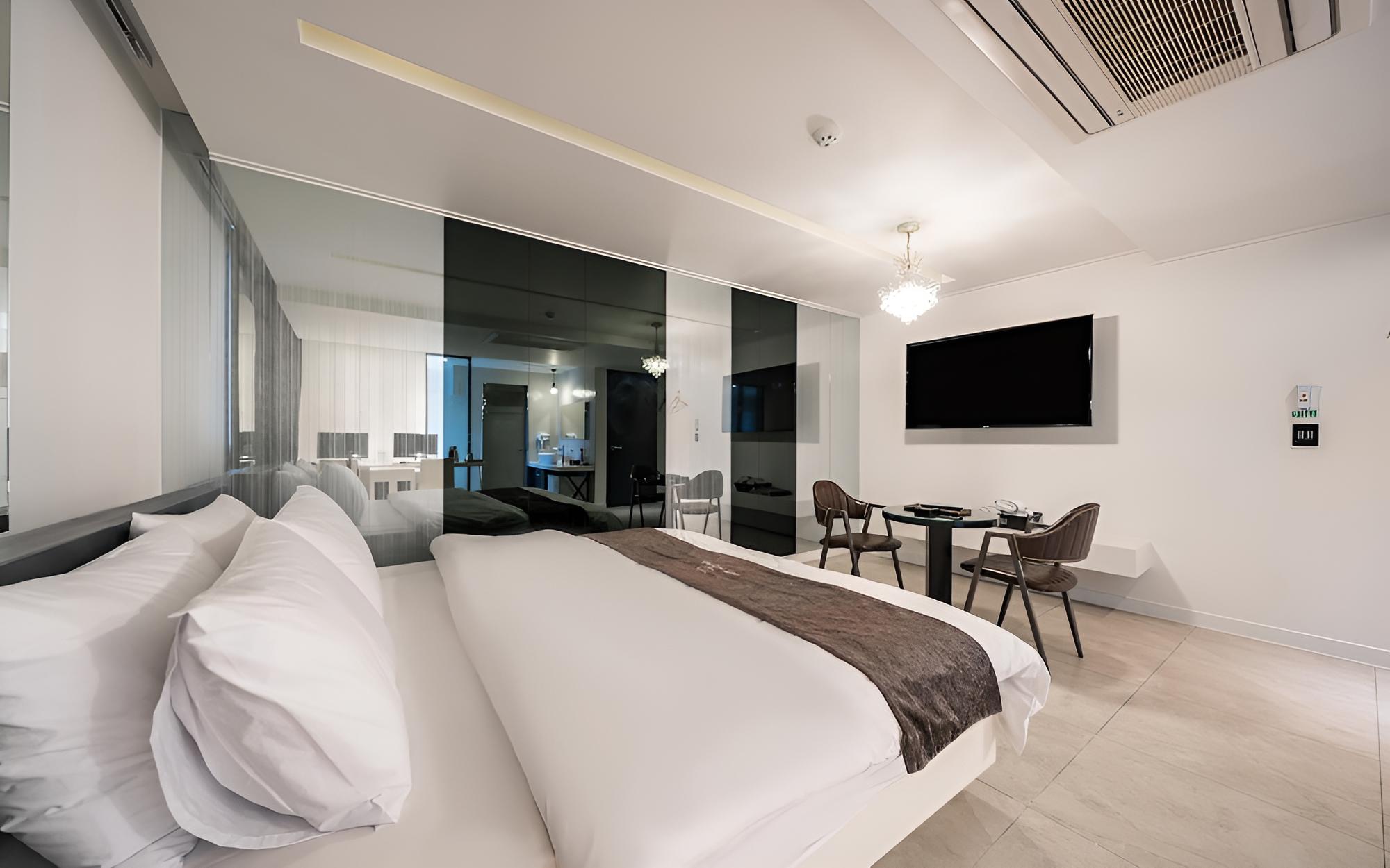 Room (Suite (Random assigned NETFLIX availa)