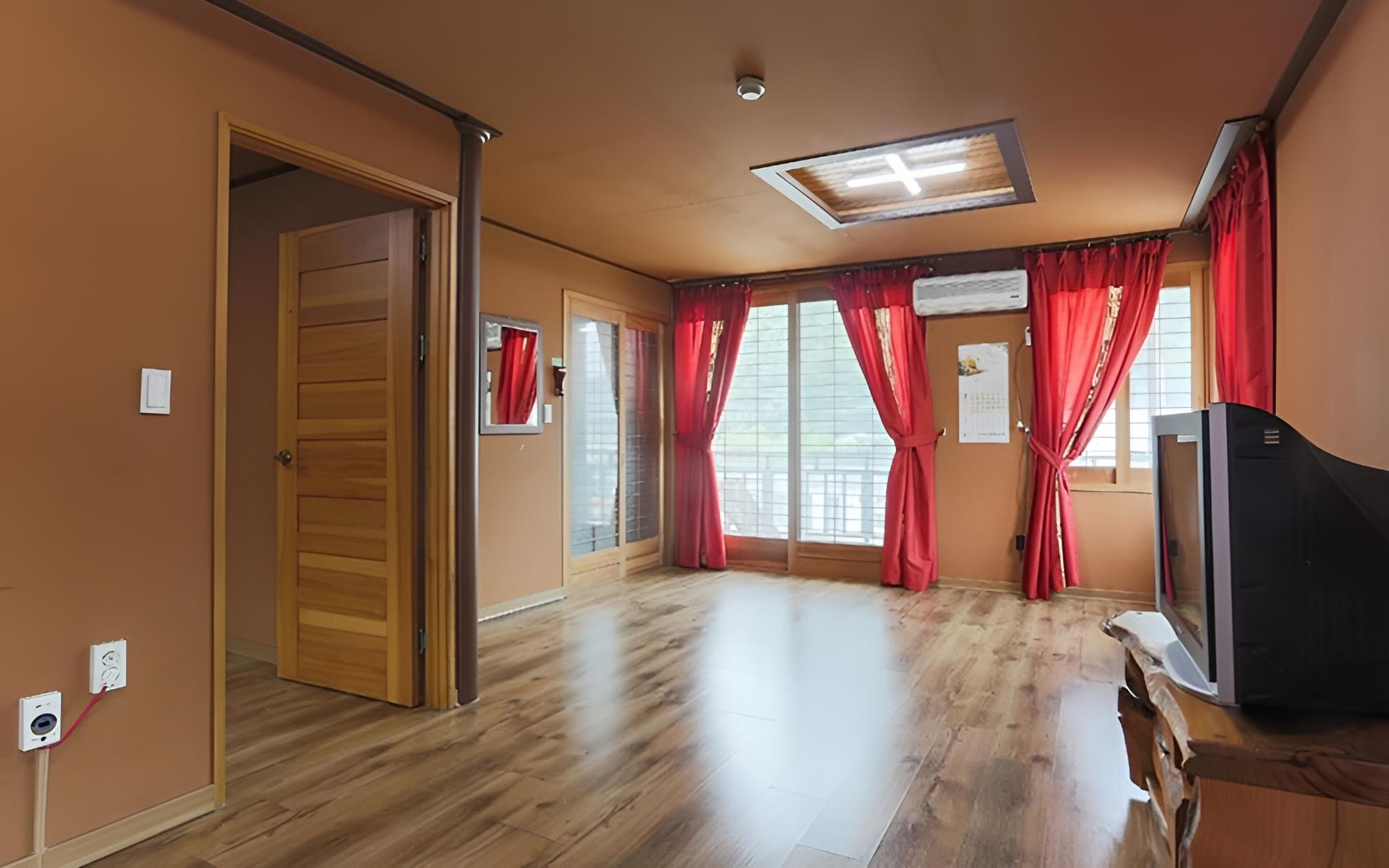 Room (Room 301)