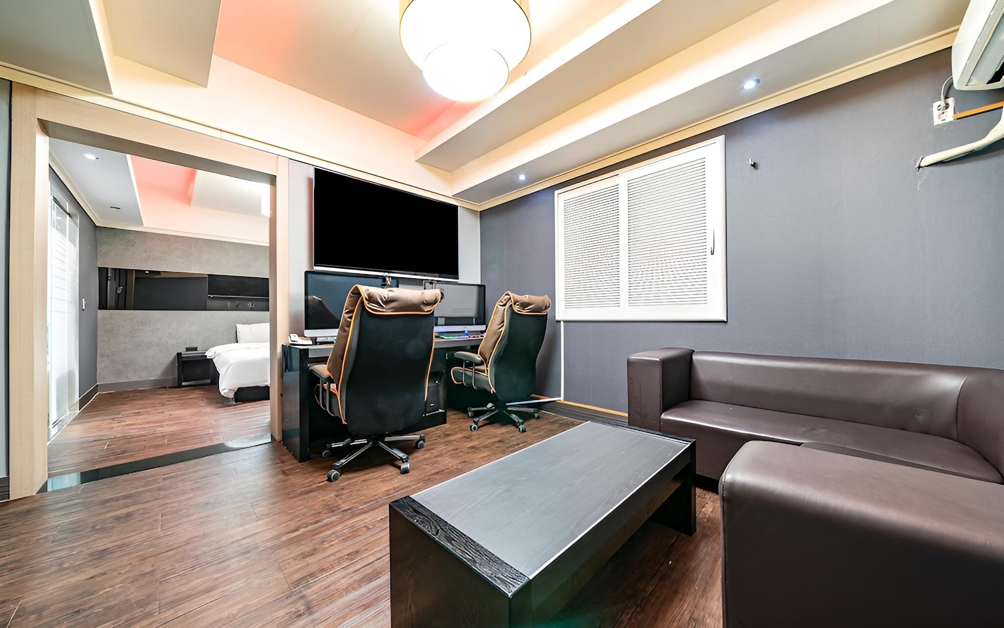 Room (VIP (2PC OTT))