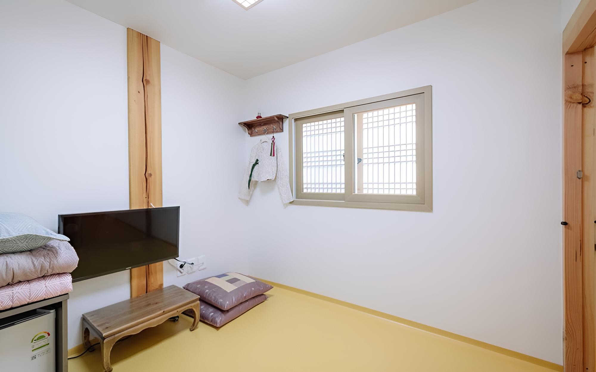 Room (Seolhwa 203) - Photo 2