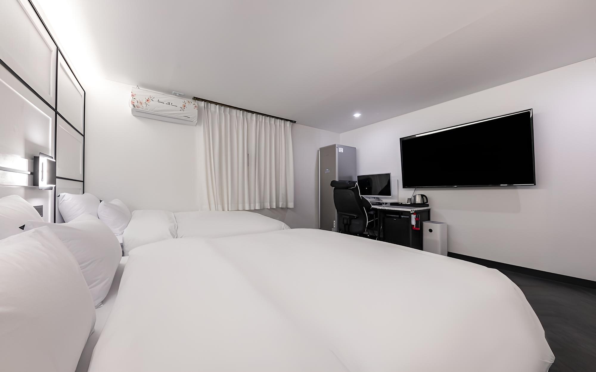 Room (PREMIUM TWIN BED (65-inch LG UHD TV q) - Photo 4