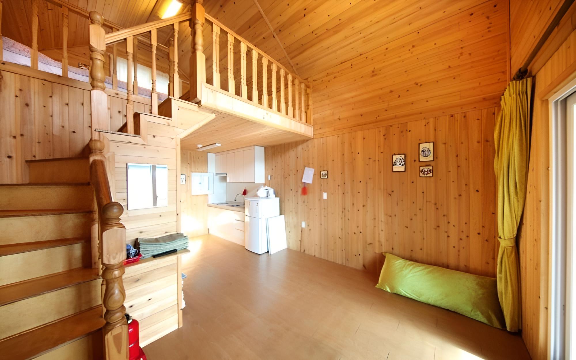 Room (Plum)
