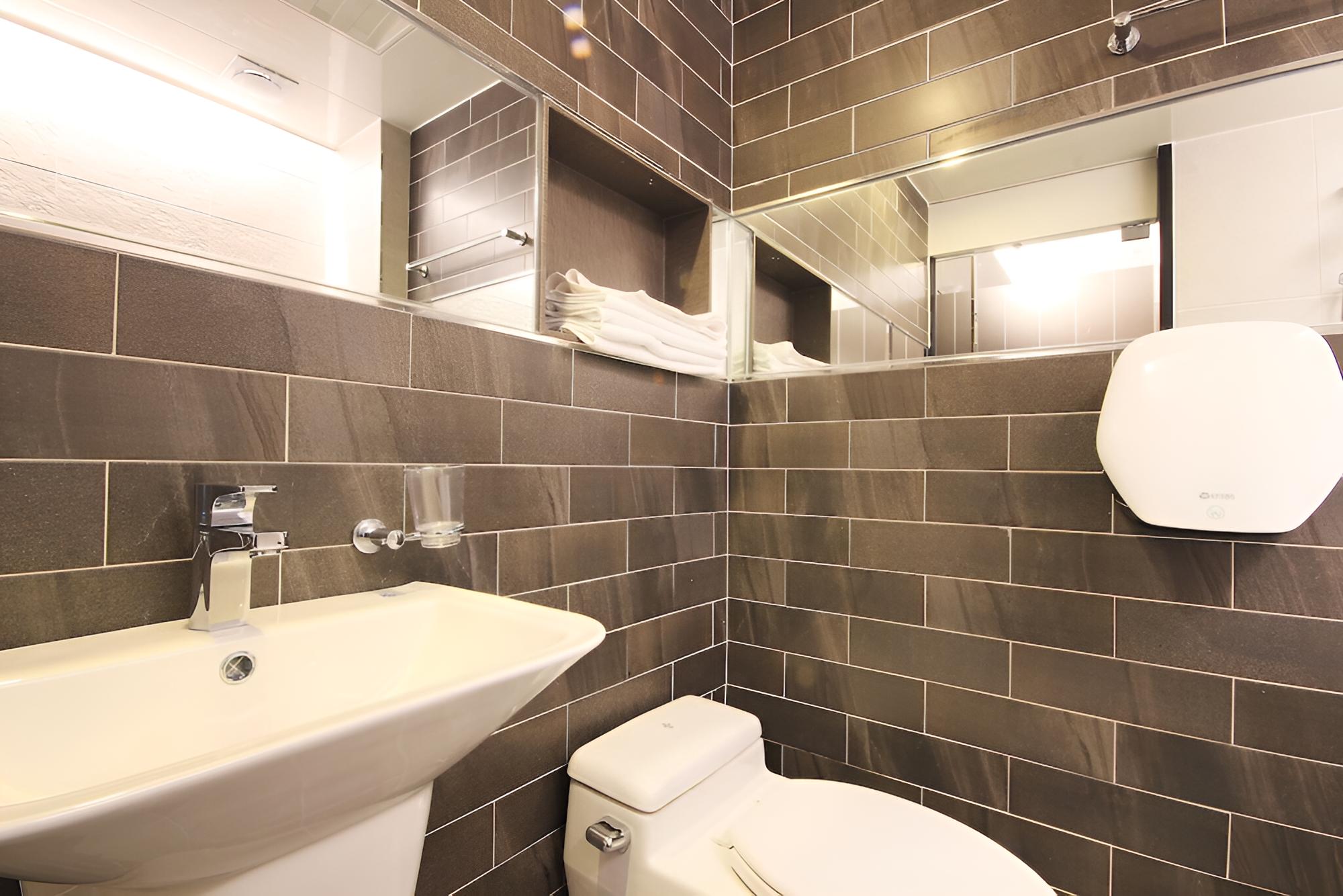 Room (Standard Room) - Photo 17