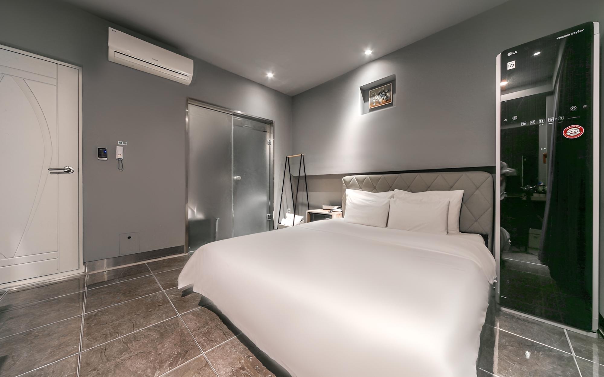 Room (Deluxe (parking available) (styler eq)