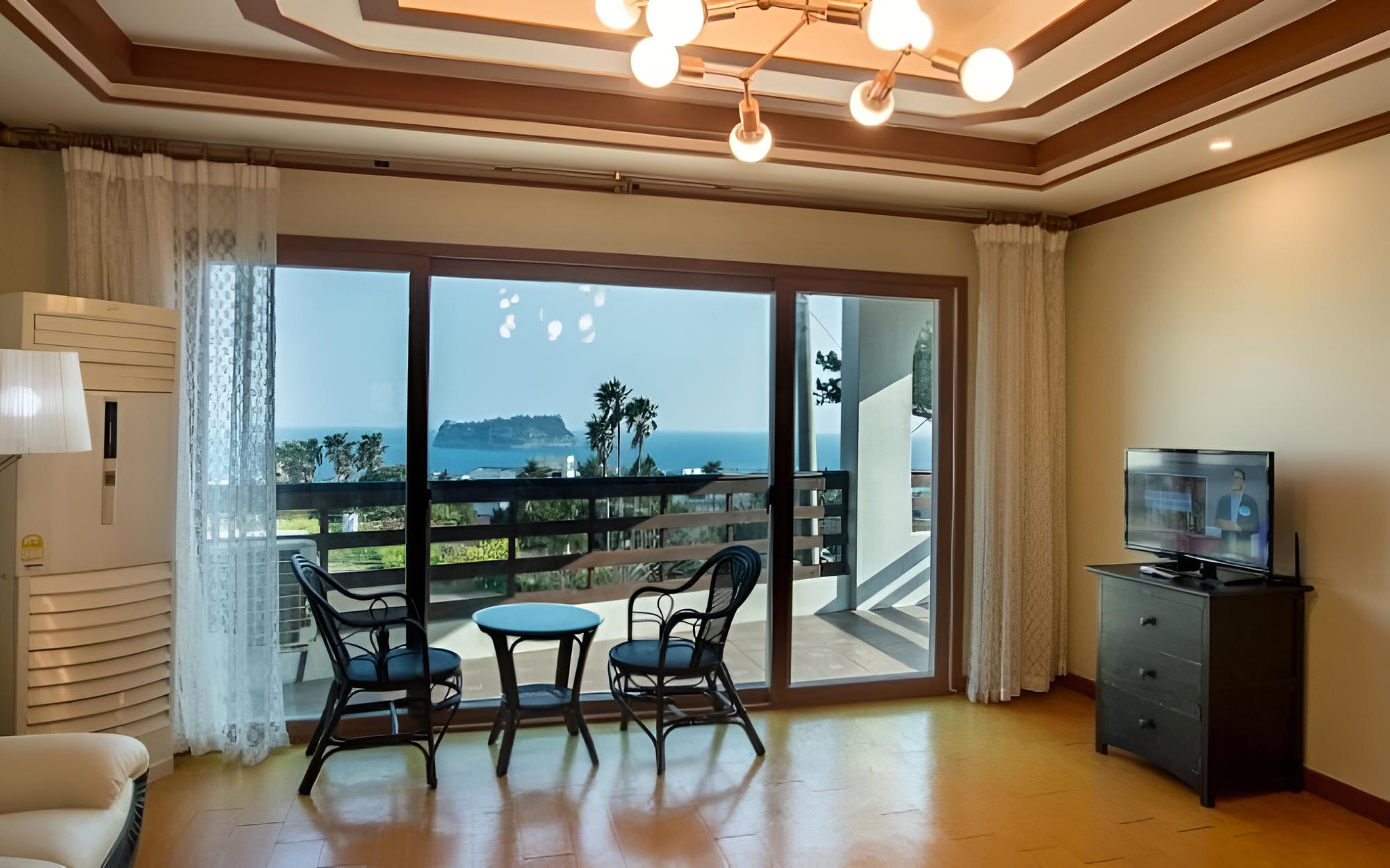 Room (Royal Suite B-3)