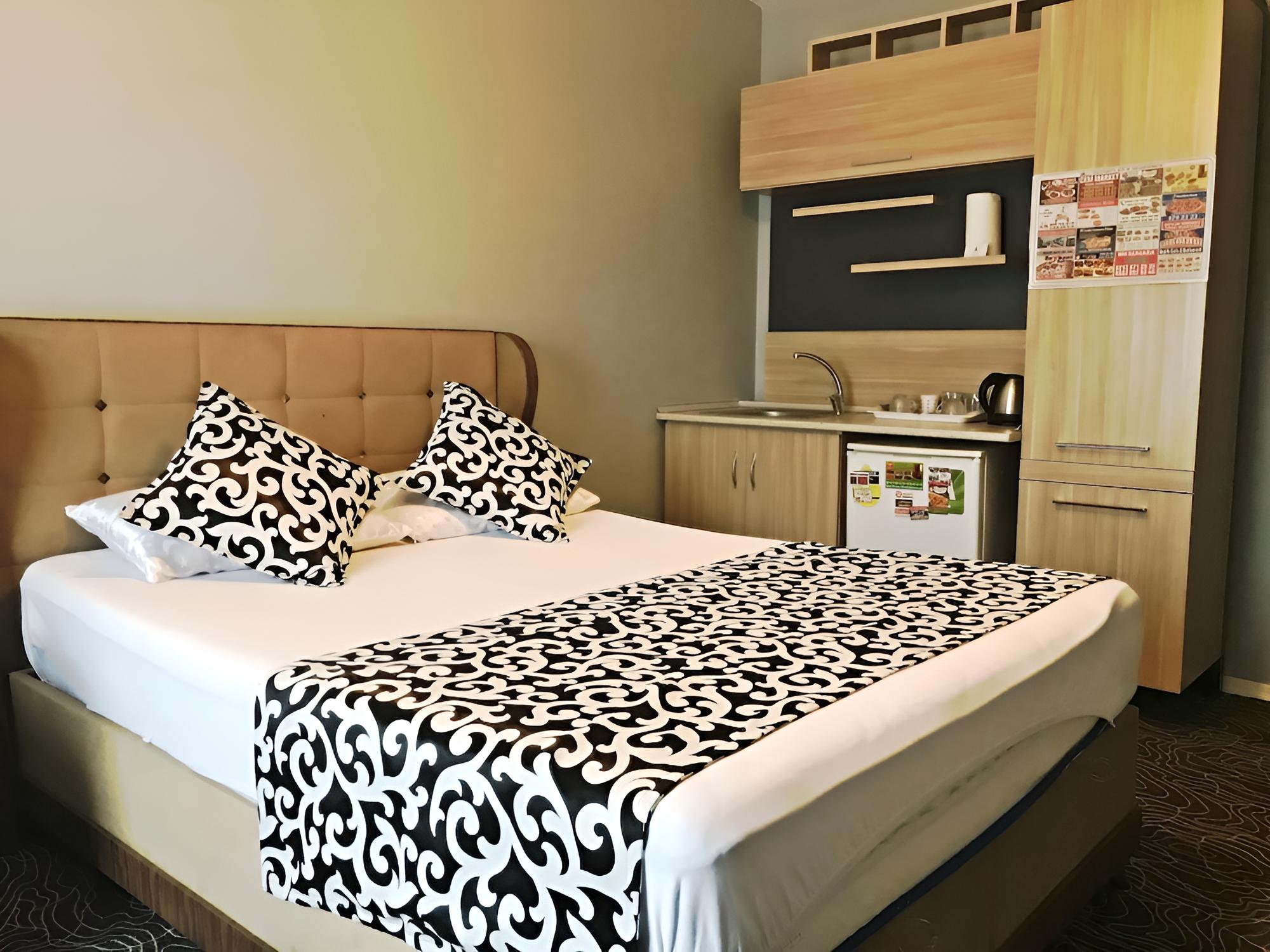 Standard Studio Suite, 1 King Bed, Smoking photo 3