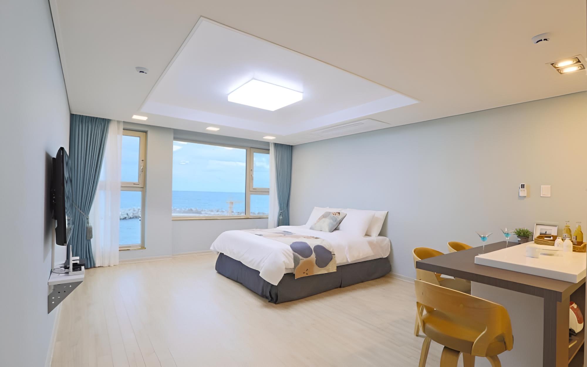 Room (S 301)