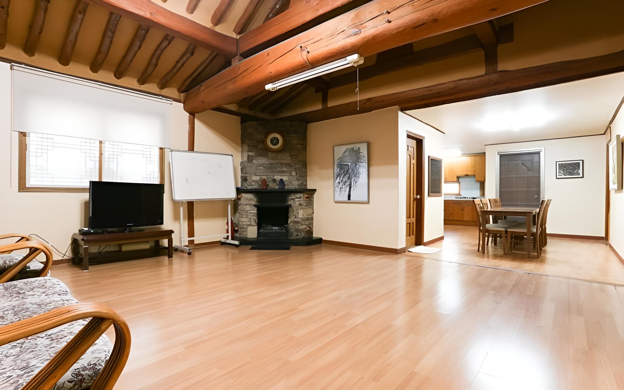 Room (Large House (Unshared House))