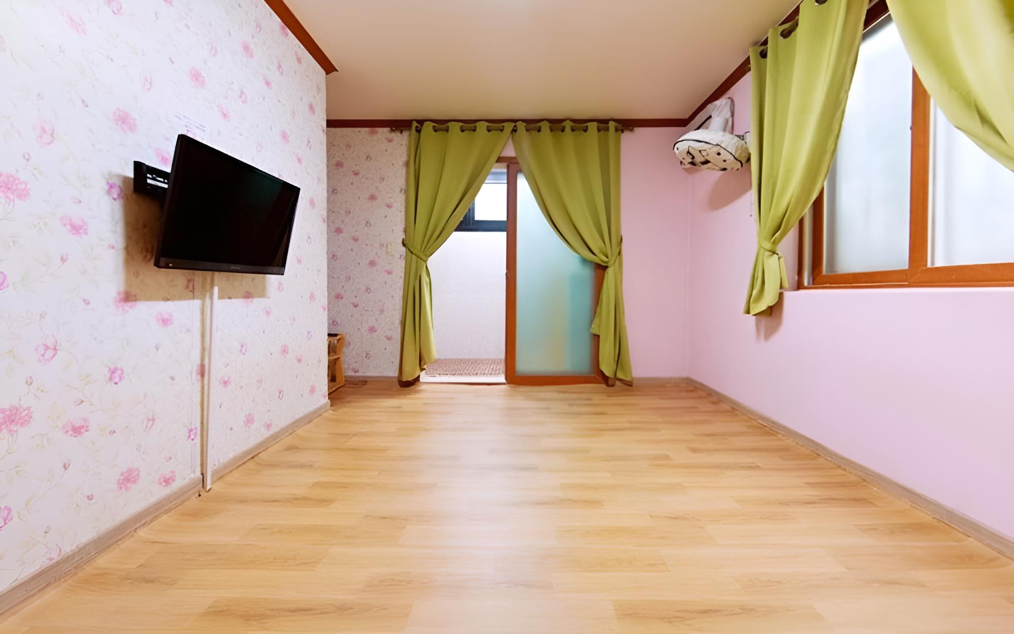 Room (No 101 (semi-underground))