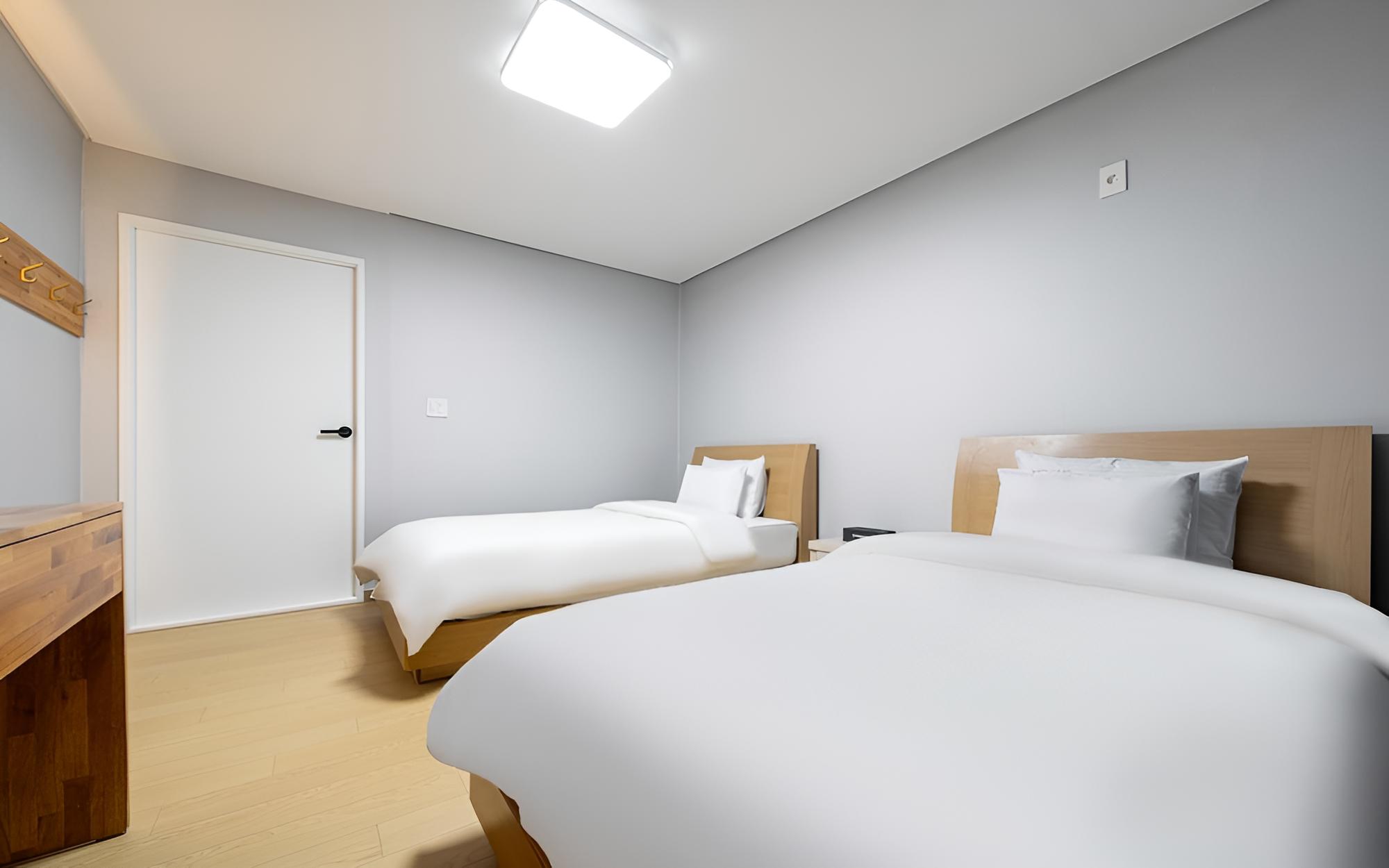 Room (Twin A (bidet in all rooms 65" TV Net) - Photo 5