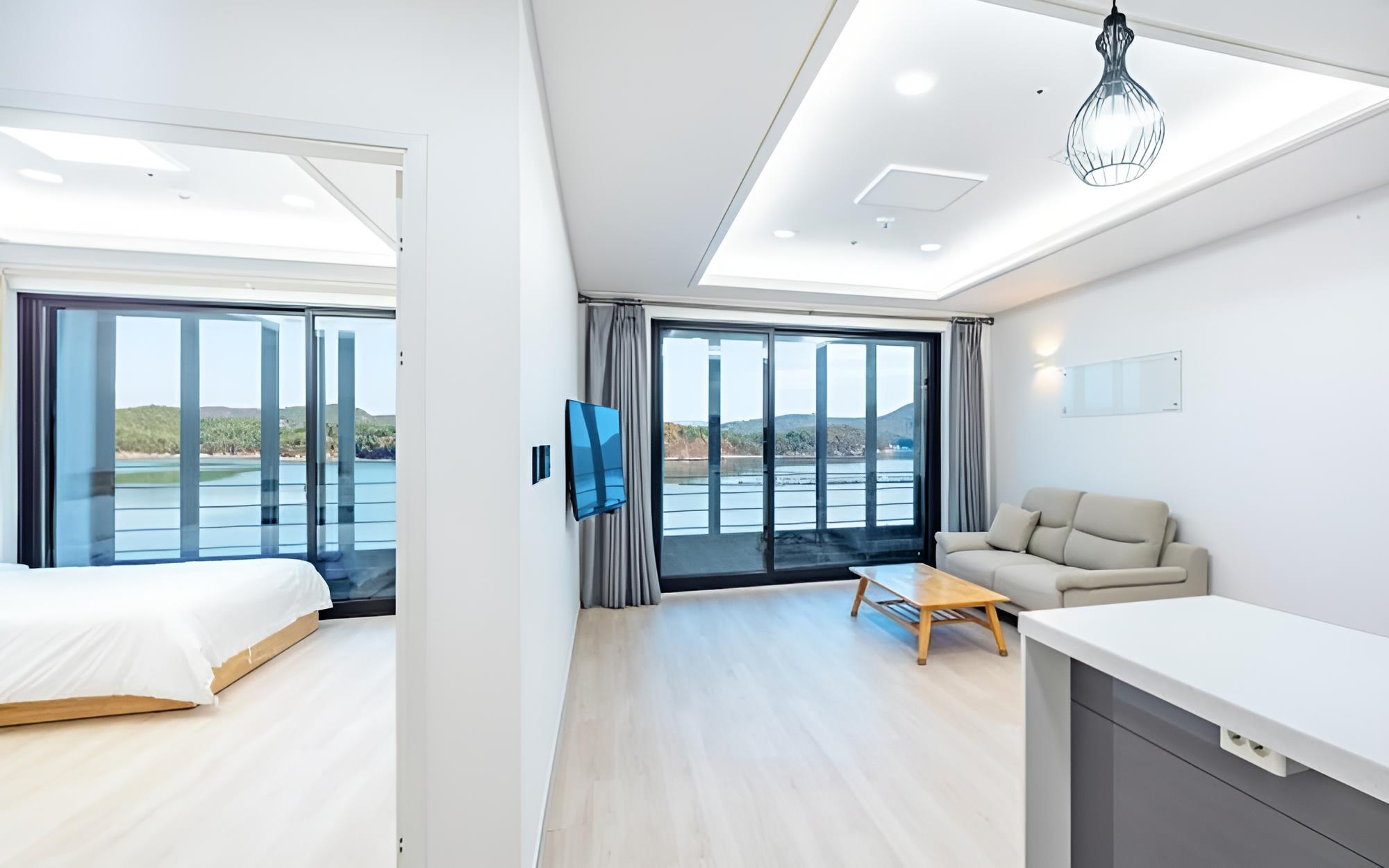 Room (Room 201 (Suite Family)) - Photo 1