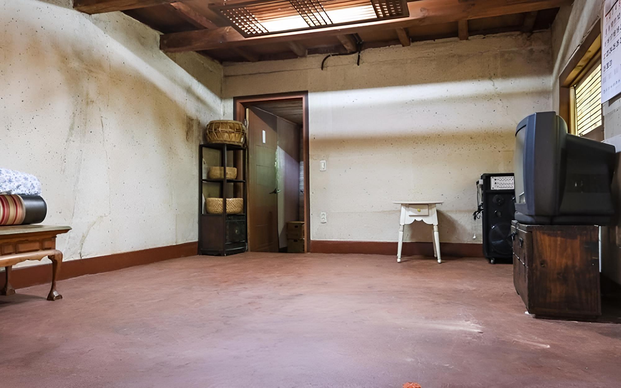 Room (Red-clay room)