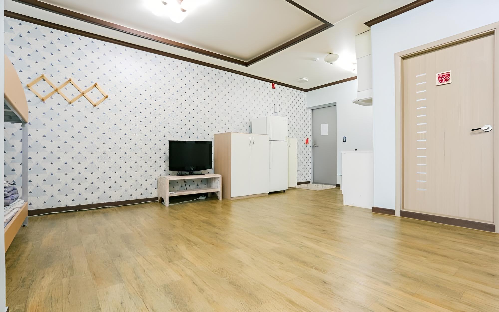 Room (Room 103)