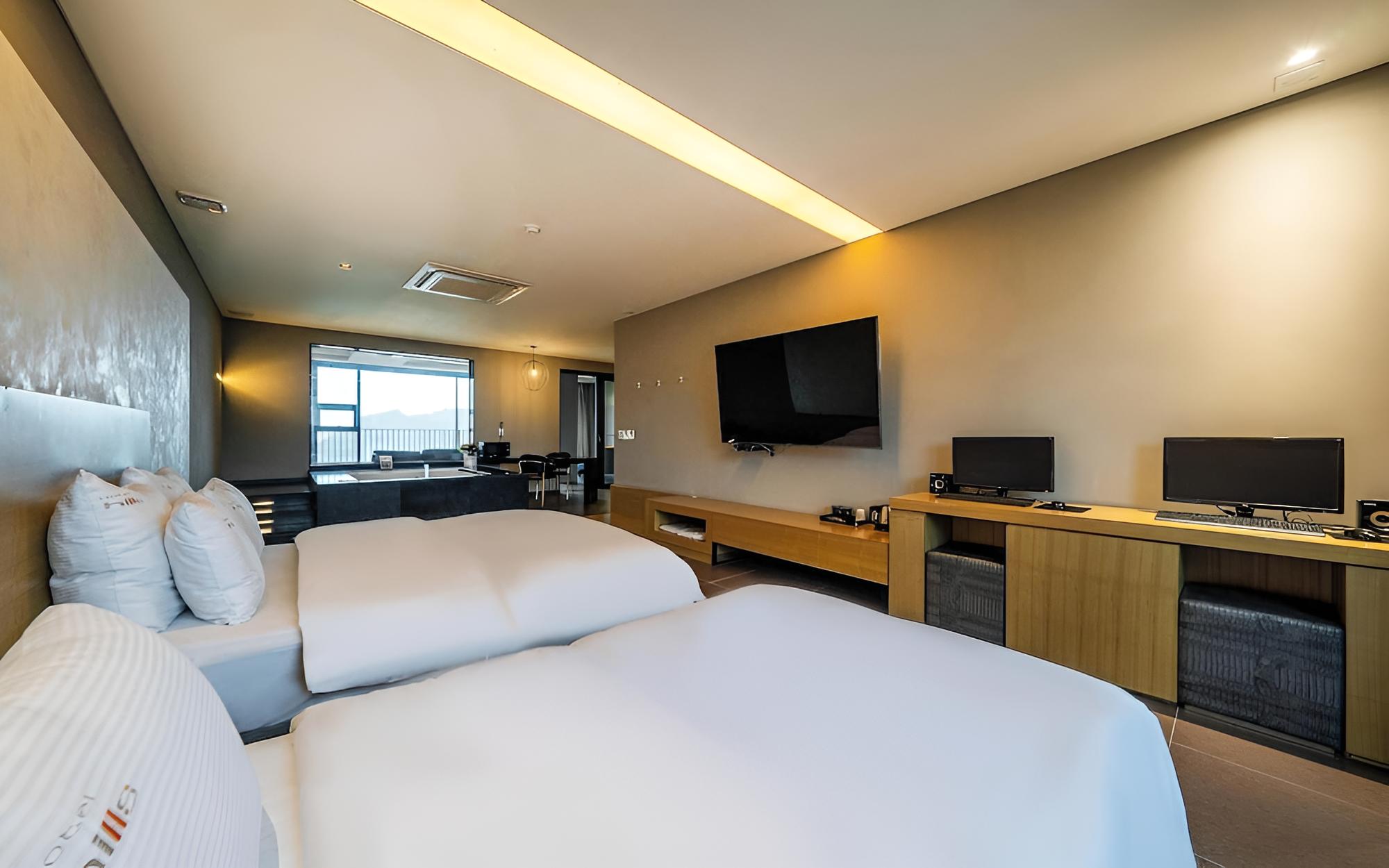 Room (Suite - Hills RiverView (86" LG s-tv)) - Photo 8