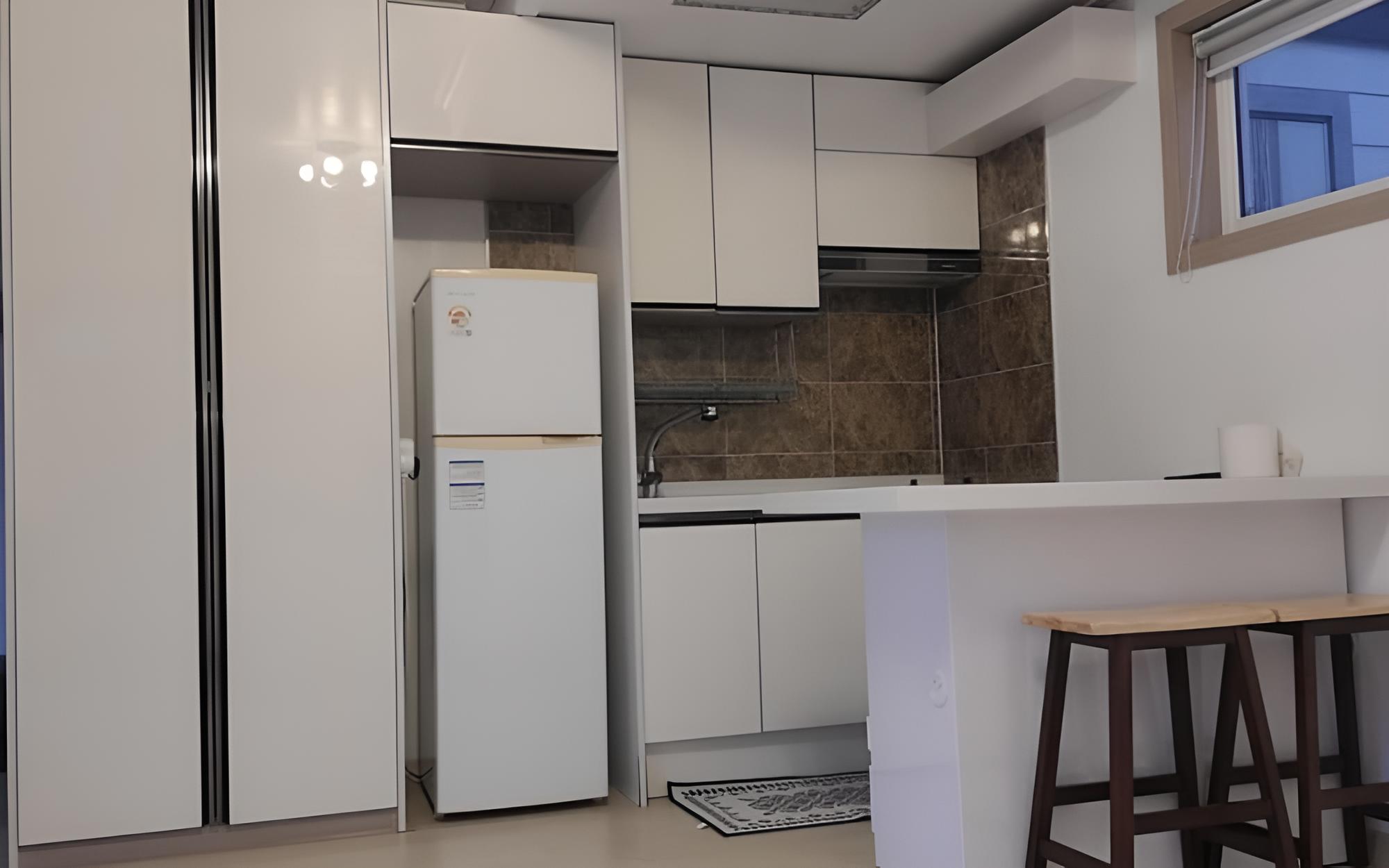 Room (Room 102)