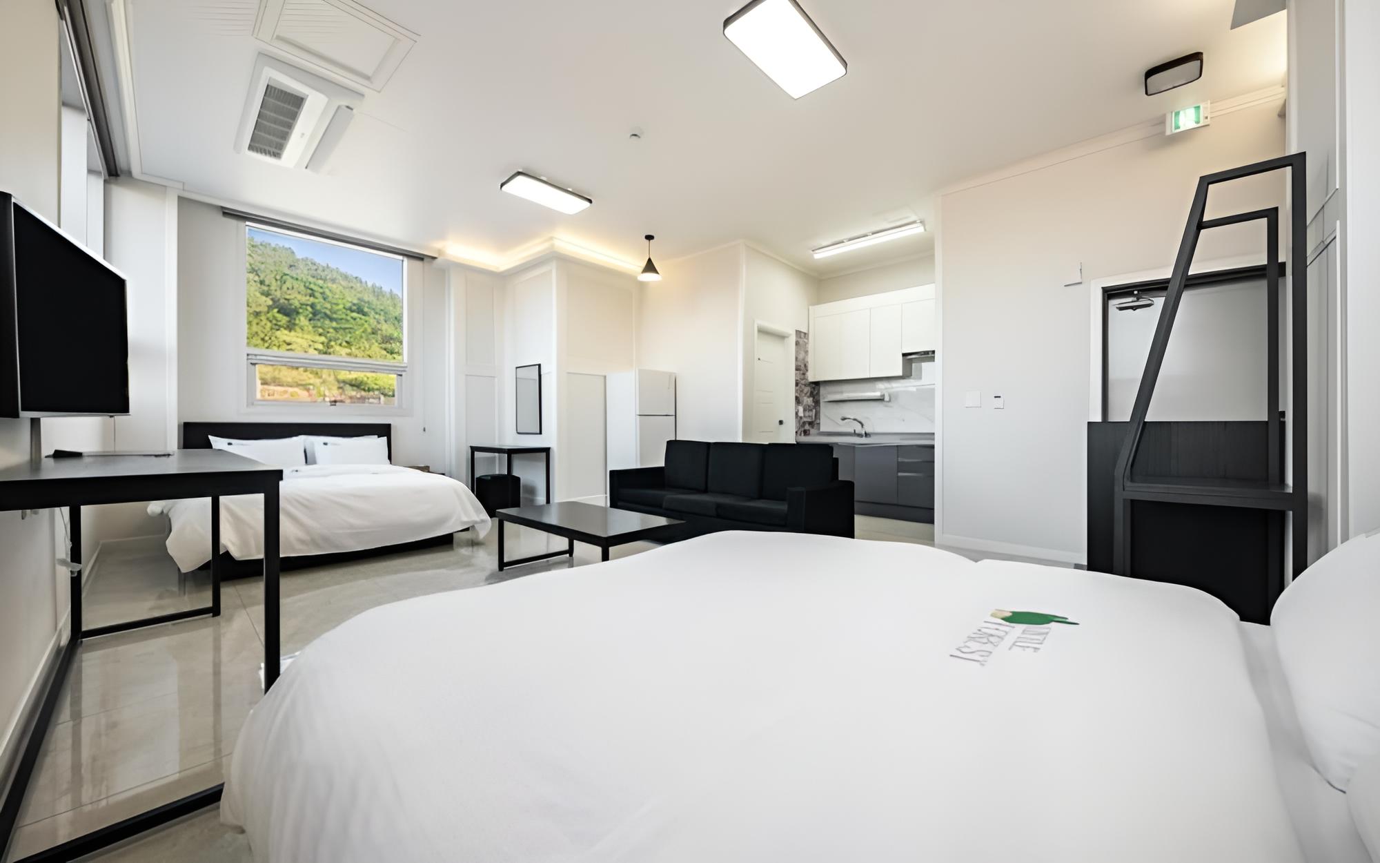 Room (Room 102) - Photo 6