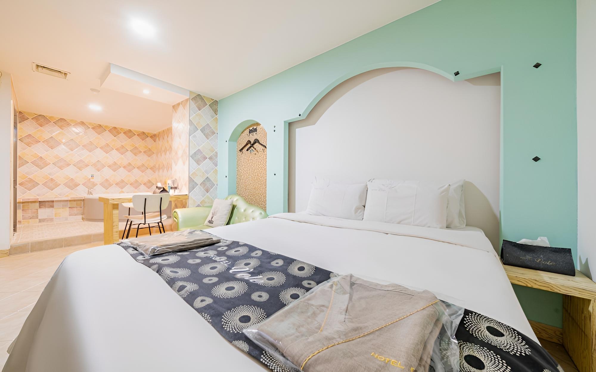 Room (VIP (2PC))