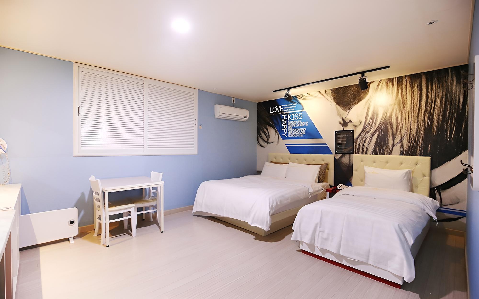 Room (Twin bed (75 inch TV + whirlpool + Ne) - Photo 1